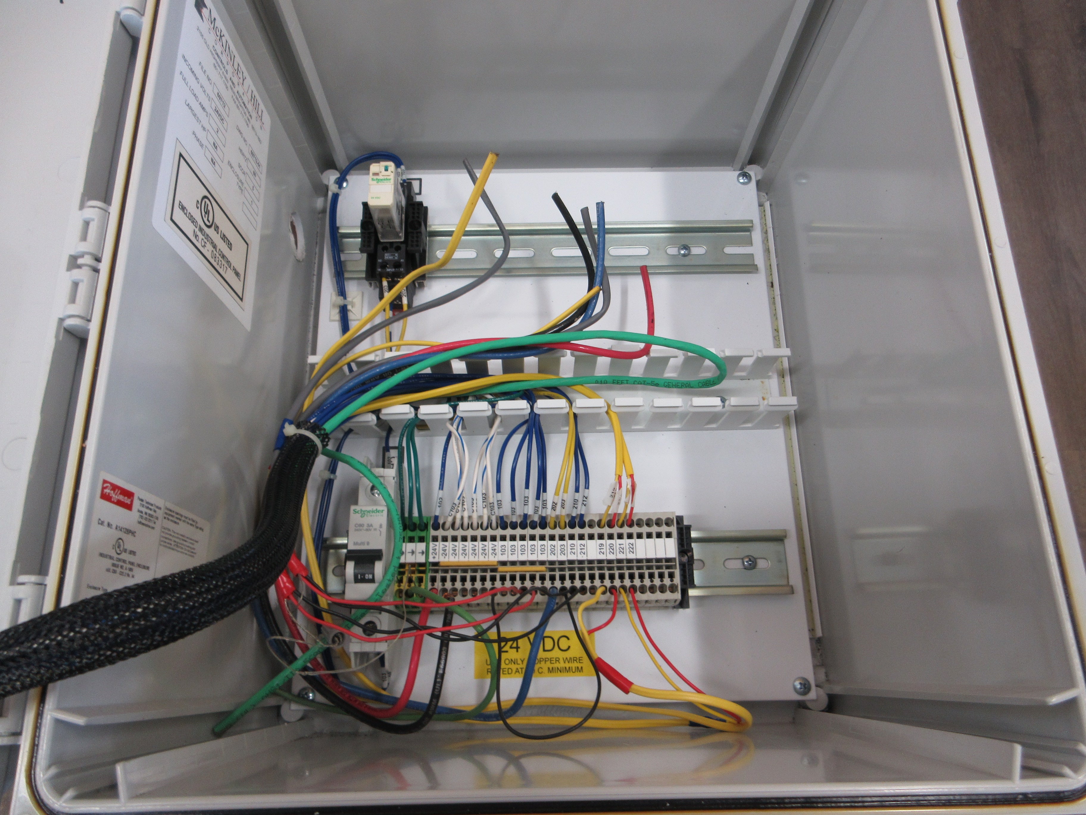 Schneider Electric Enclosed Magelis Controller Panel XBTGC2230T 24VDC 1.13A Used