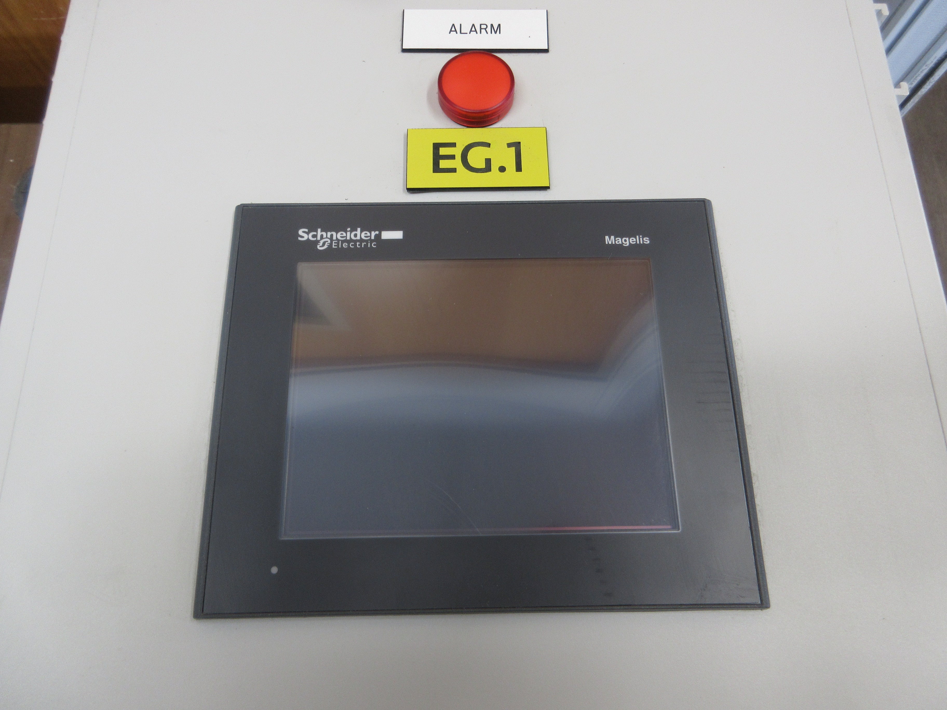 Schneider Electric Enclosed Magelis Controller Panel XBTGC2230T 24VDC 1.13A Used