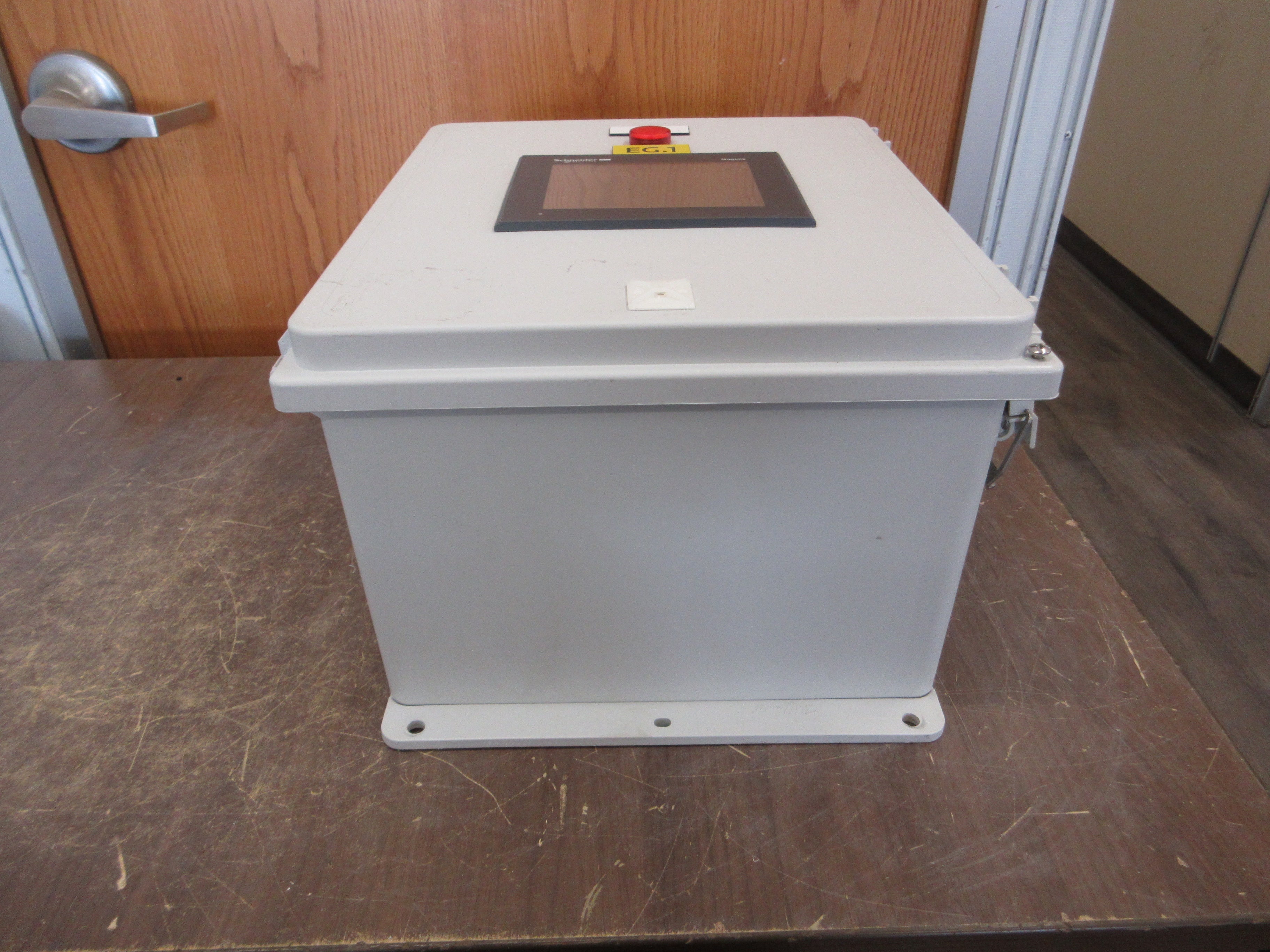 Schneider Electric Enclosed Magelis Controller Panel XBTGC2230T 24VDC 1.13A Used