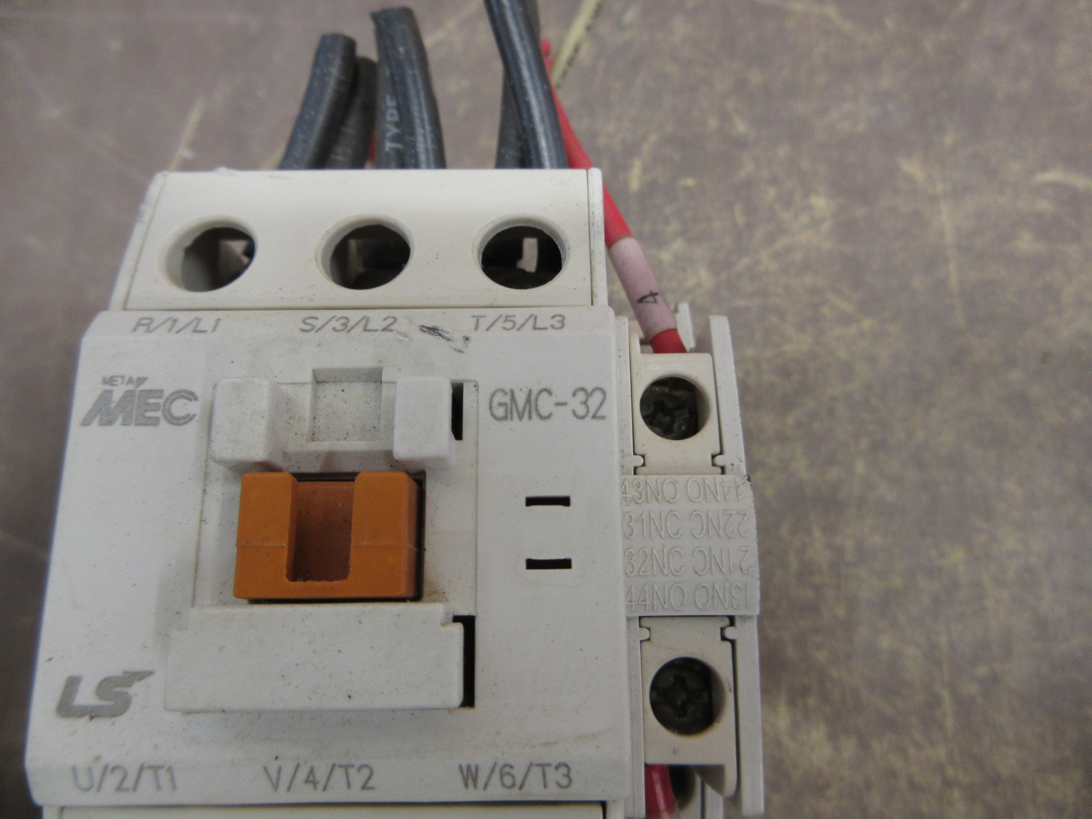 LS MEC Starter GMC-32 / GTK-40 120V Coil Trip: 24-36A (1) Aux Contact Used