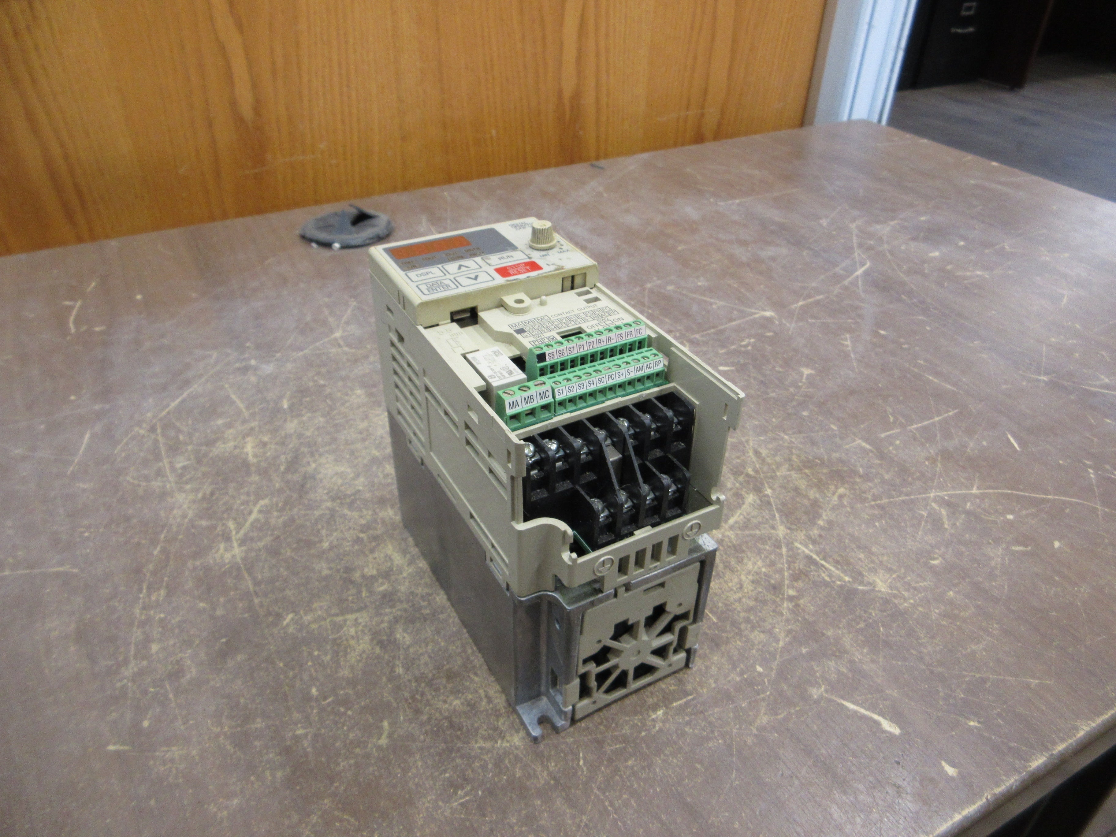 Yaskawa AC Drive CIMR-V7AM20P7 1HP 3Ph w/ Keypad *No Cover* Used