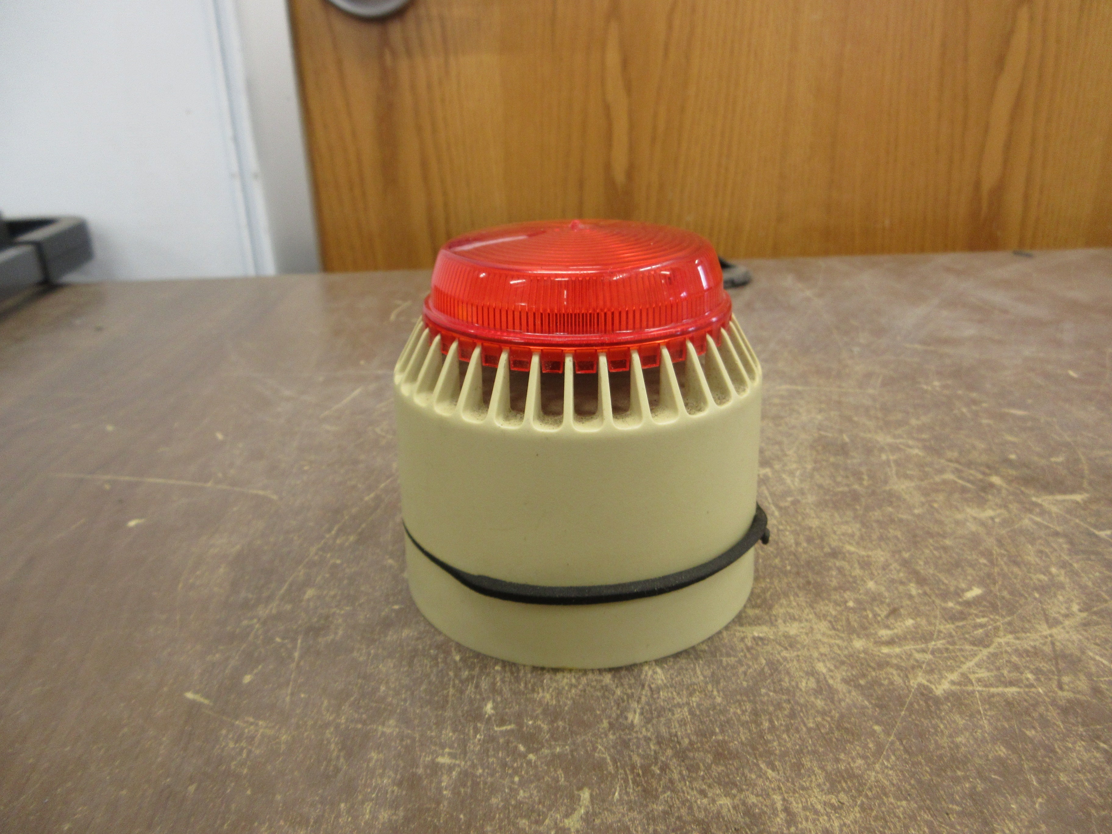 Federal Signal StreamLine Strobe/Sounder LP7 Ser. B 18-30VDC 50-100mA Red Used