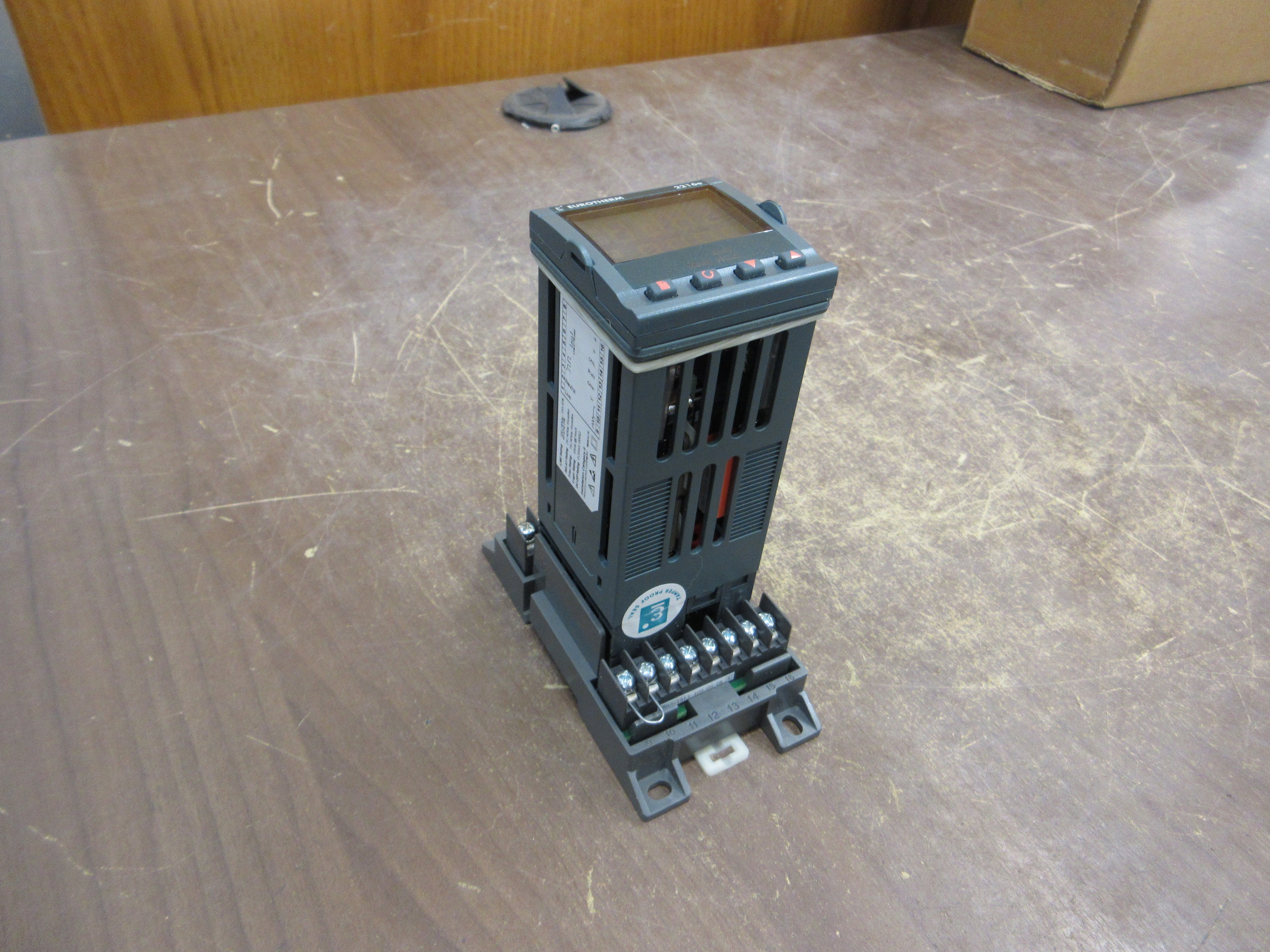 Invensys Temperature Controller 2216E/CC/VH/M2/TC/XX/2DN/ENG/XXXXX/EU0492