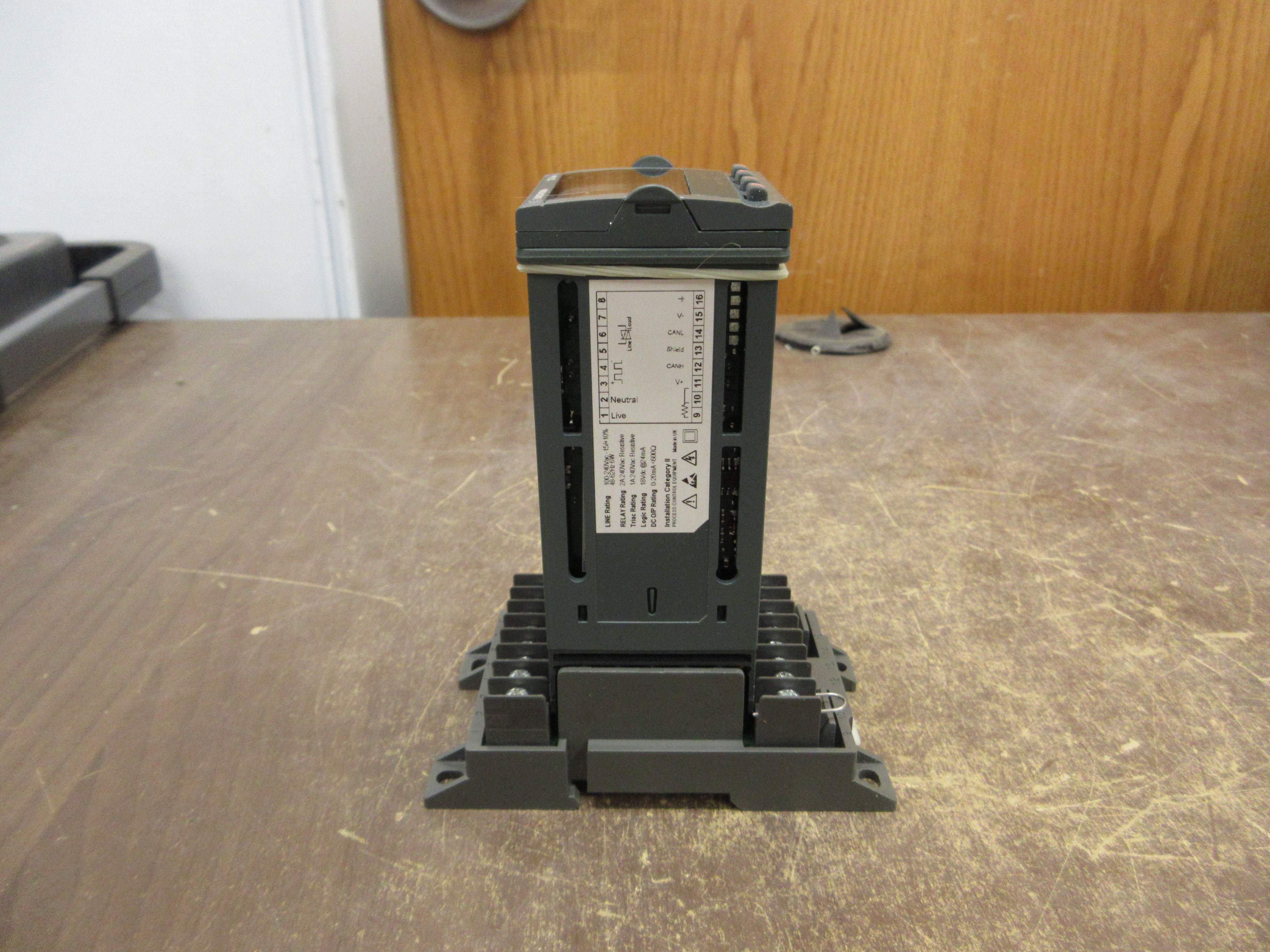 Invensys Temperature Controller 2216E/CC/VH/M2/TC/XX/2DN/ENG/XXXXX/EU0492