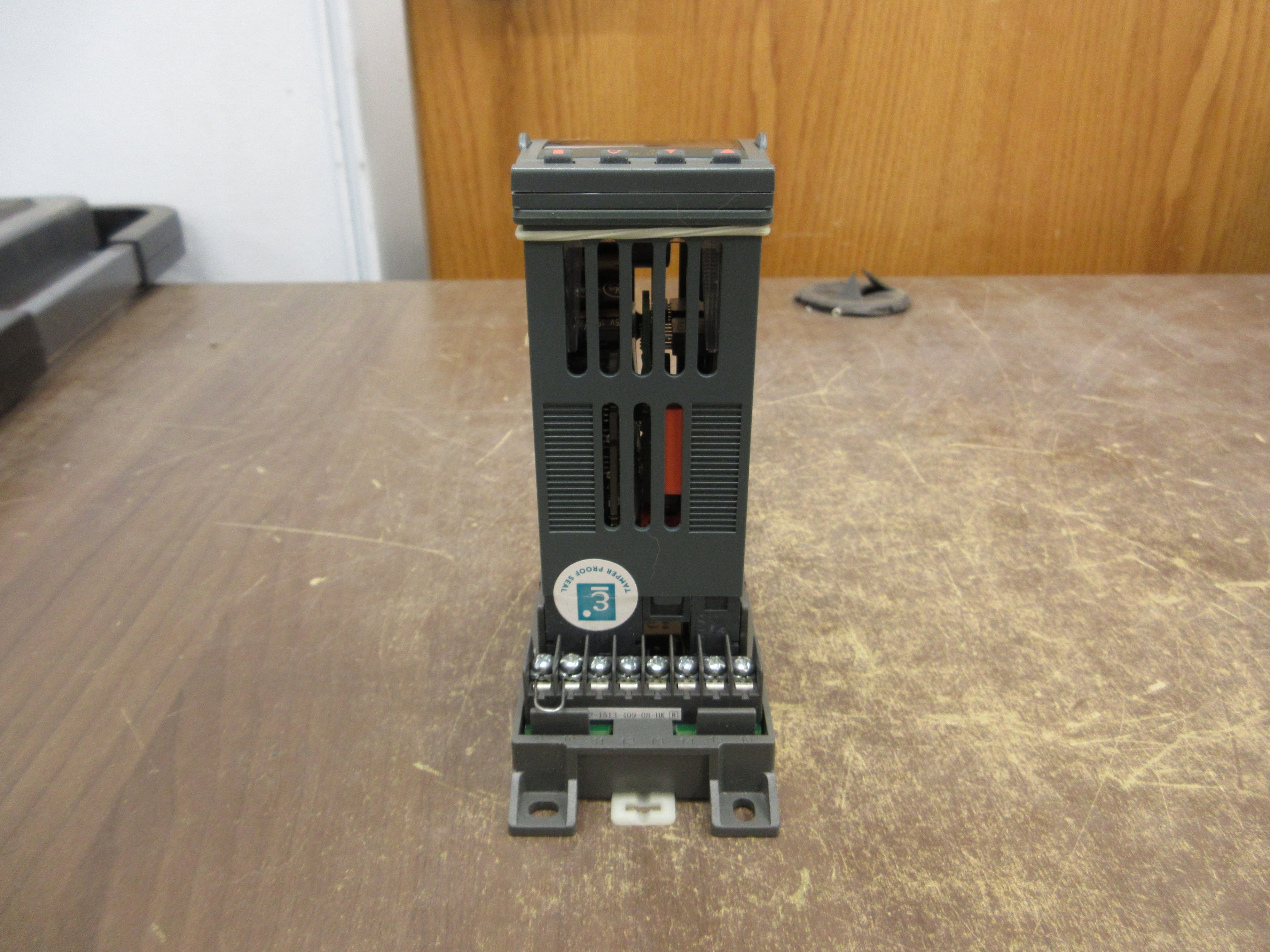 Invensys Temperature Controller 2216E/CC/VH/M2/TC/XX/2DN/ENG/XXXXX/EU0492