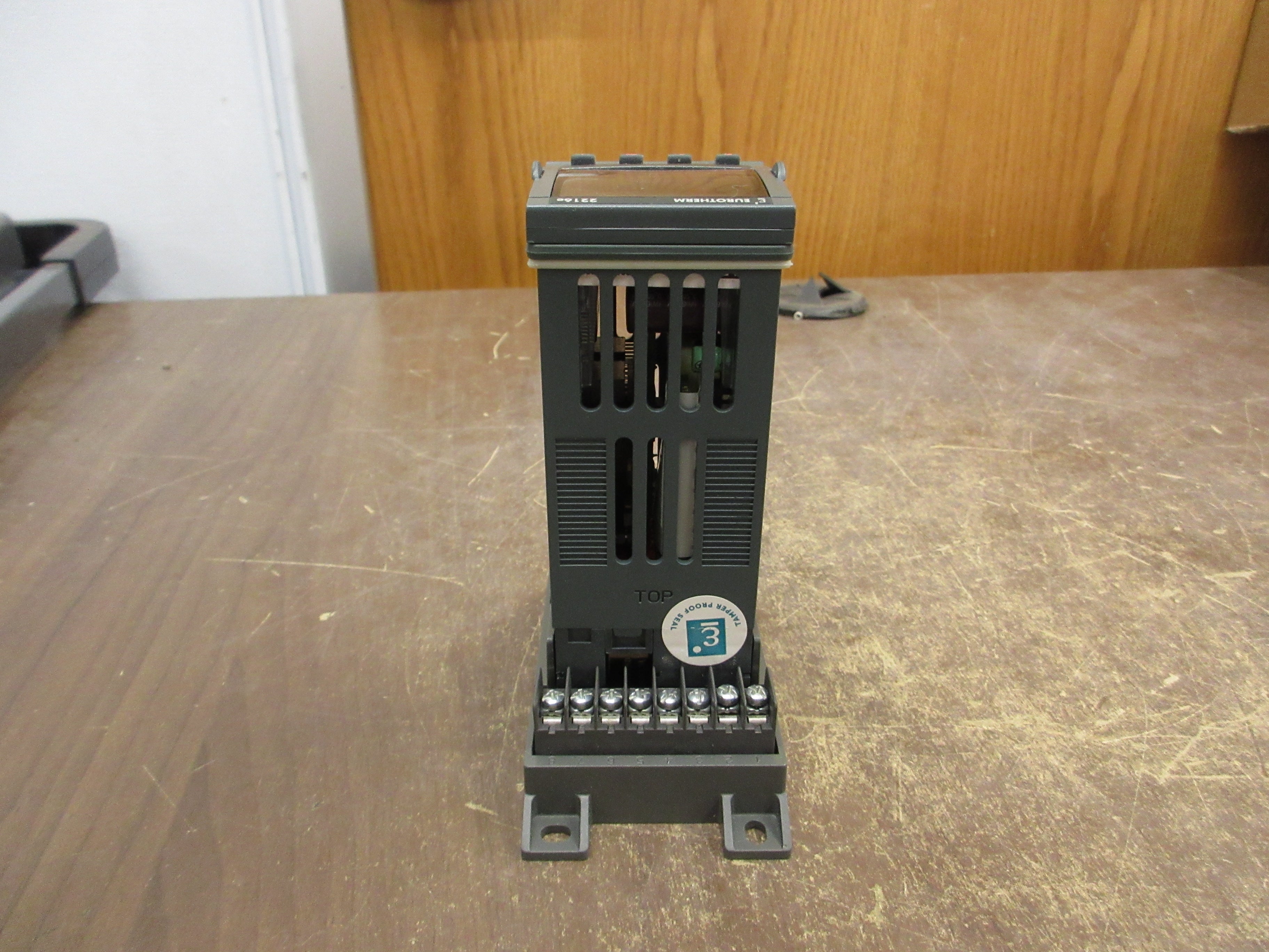 Invensys Temperature Controller 2216E/CC/VH/M2/TC/XX/2DN/ENG/XXXXX/EU0492