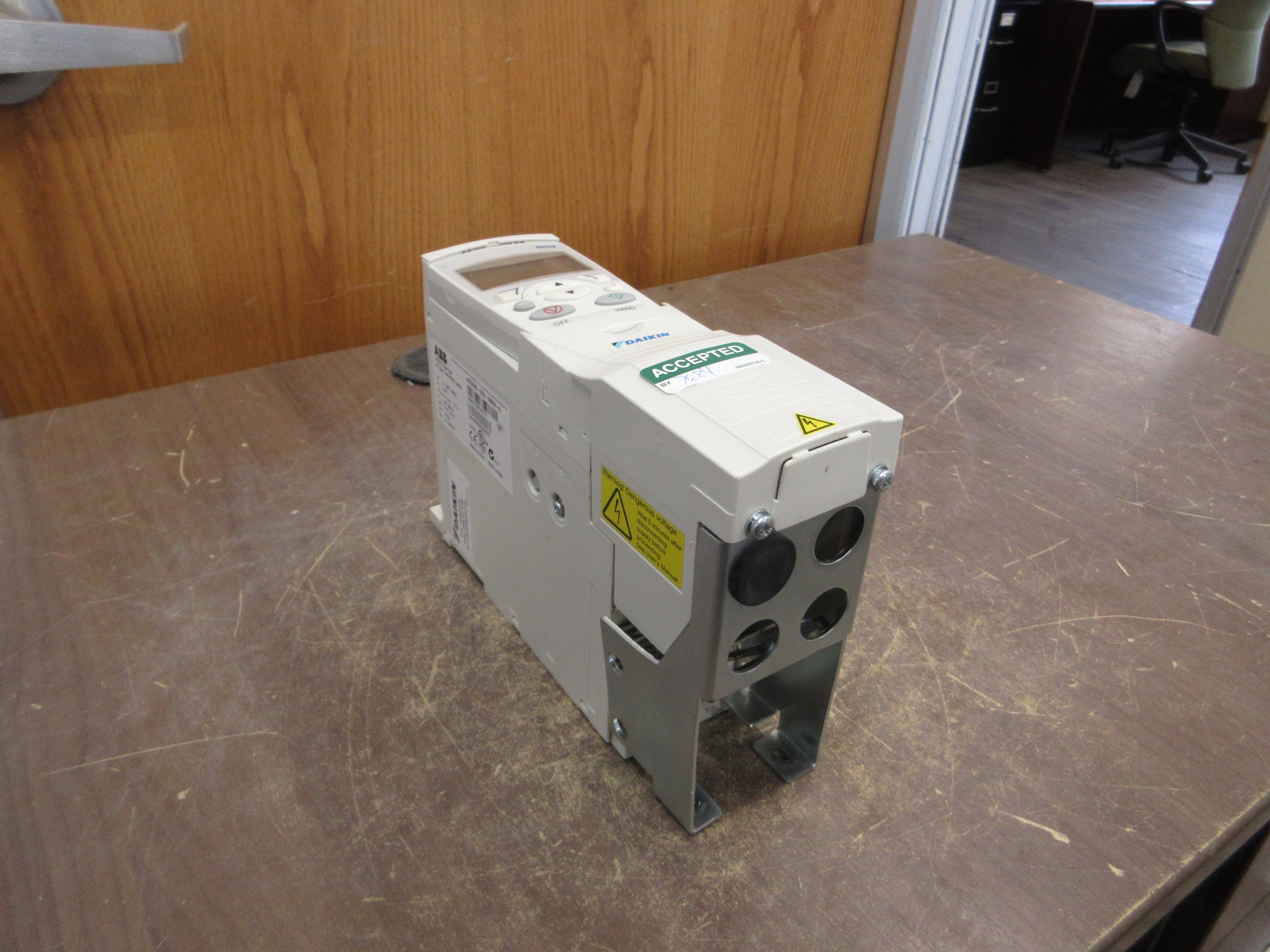 ABB / Daikin ACS320 AC Drive ACS320-03U-08A8-4 5HP 3Ph w/ Keypad Used