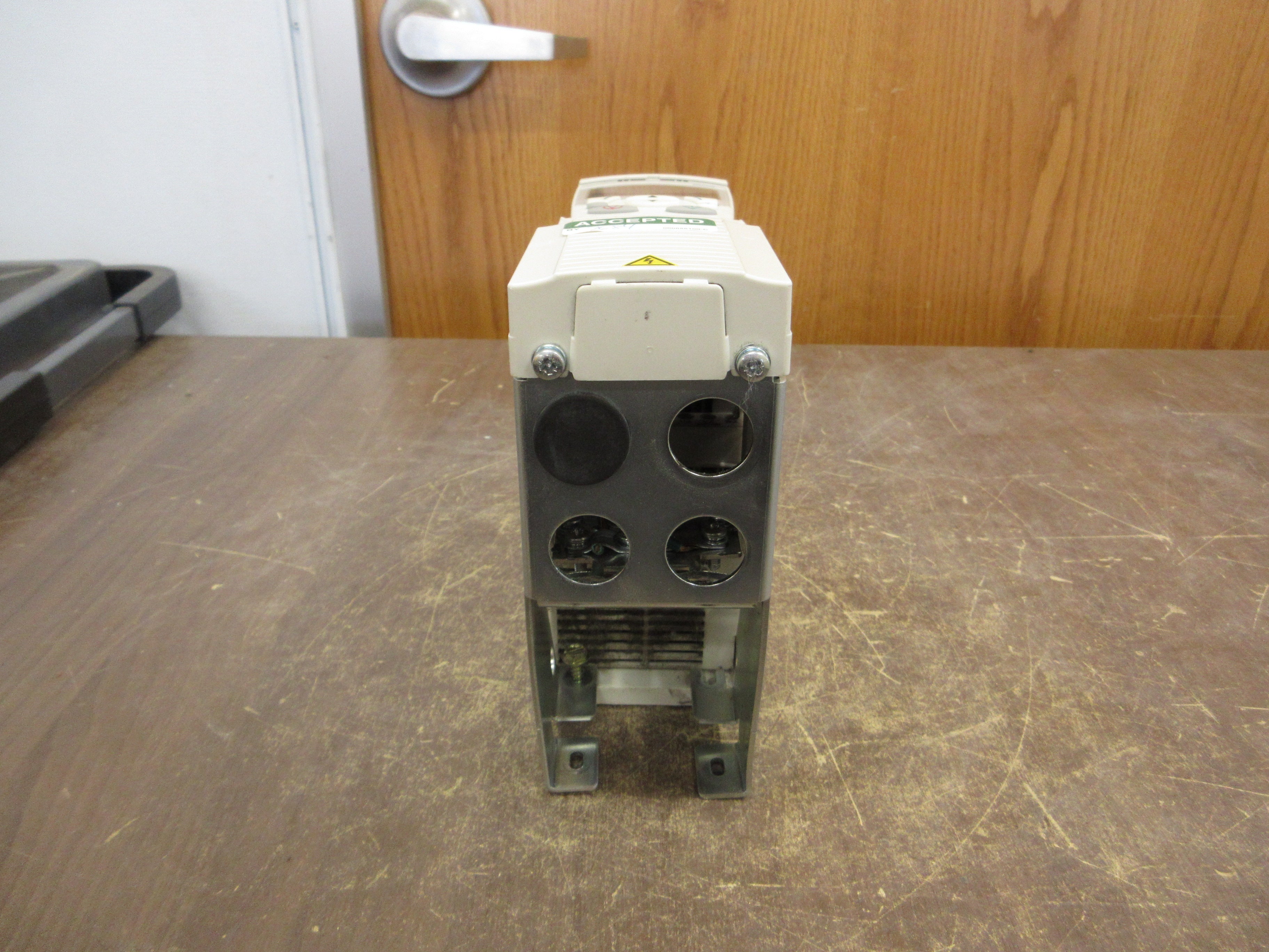 ABB / Daikin ACS320 AC Drive ACS320-03U-08A8-4 5HP 3Ph w/ Keypad Used