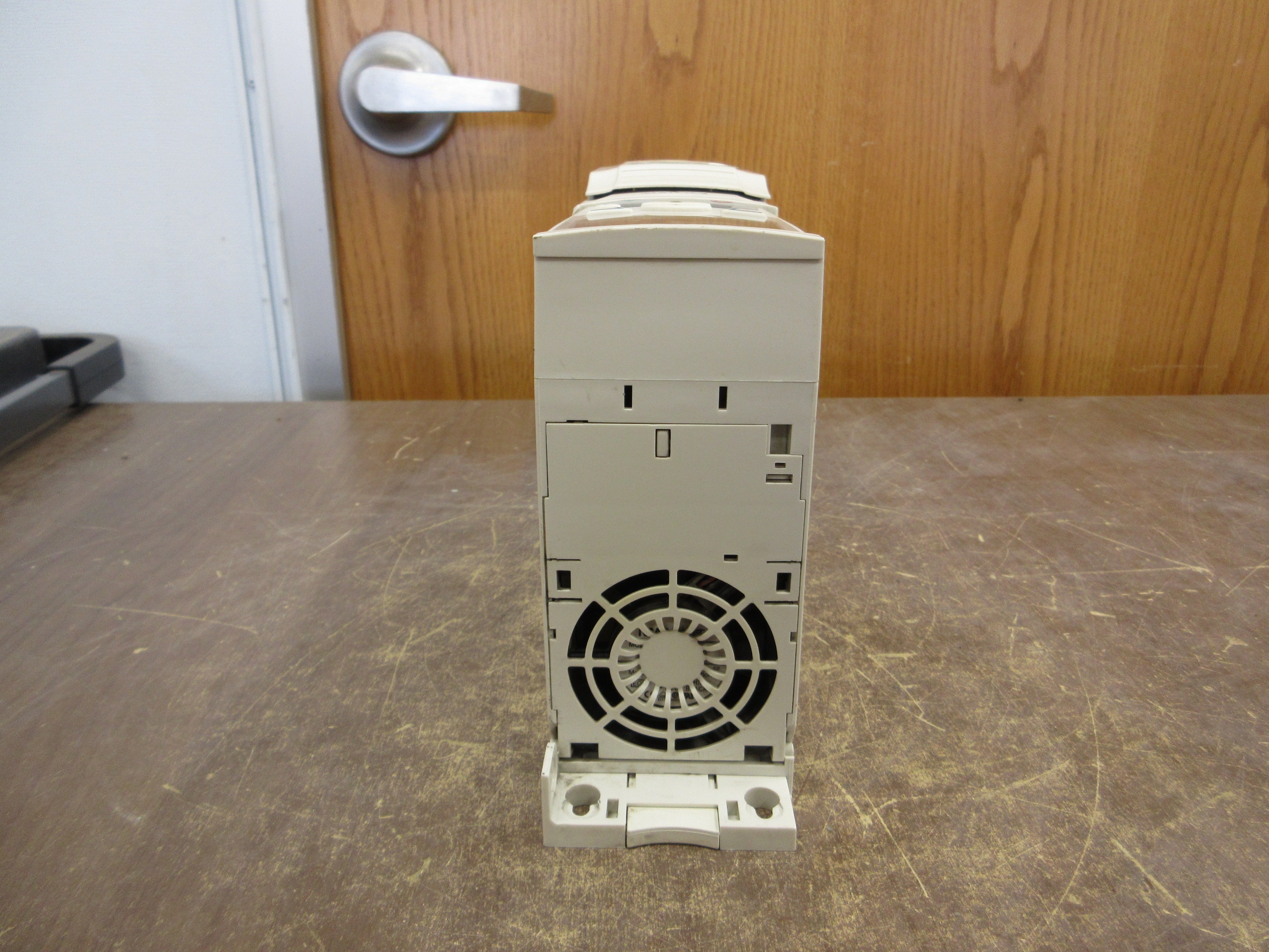 ABB / Daikin ACS320 AC Drive ACS320-03U-08A8-4 5HP 3Ph w/ Keypad Used