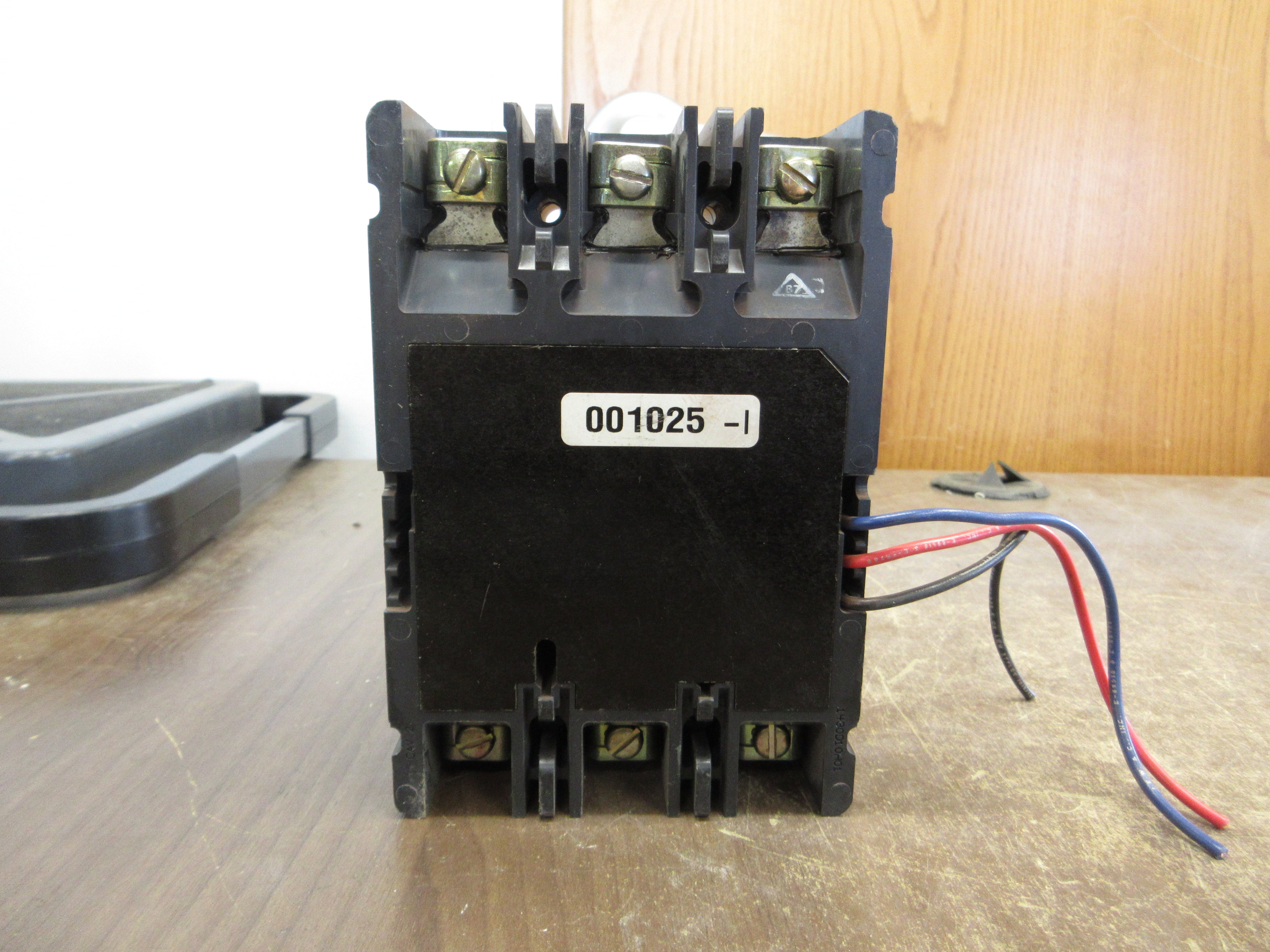 Cutler-Hammer Circuit Breaker HMCPS003A0C 3A 600V 3P Used