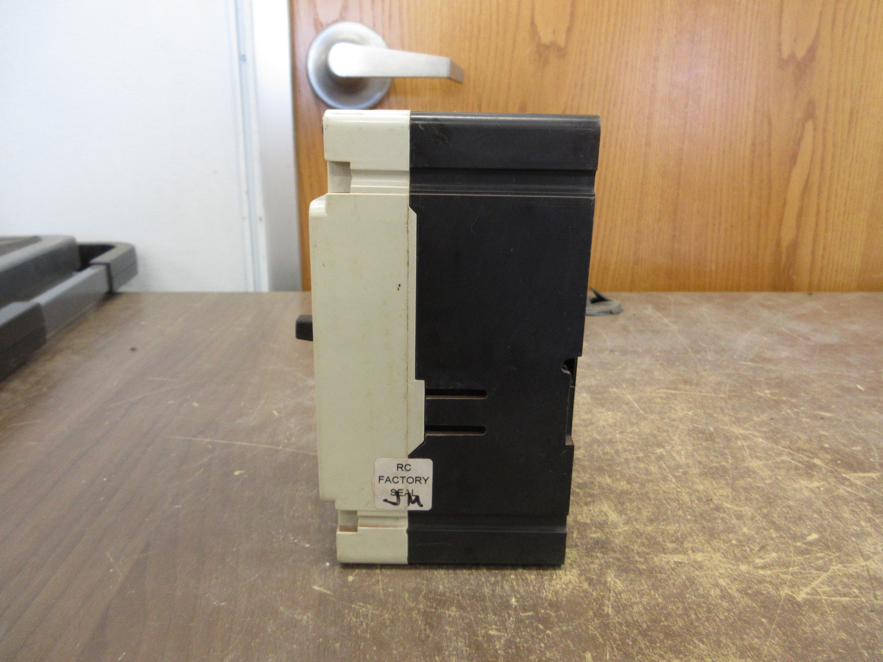 Cutler-Hammer Circuit Breaker HMCPS003A0C 3A 600V 3P Used