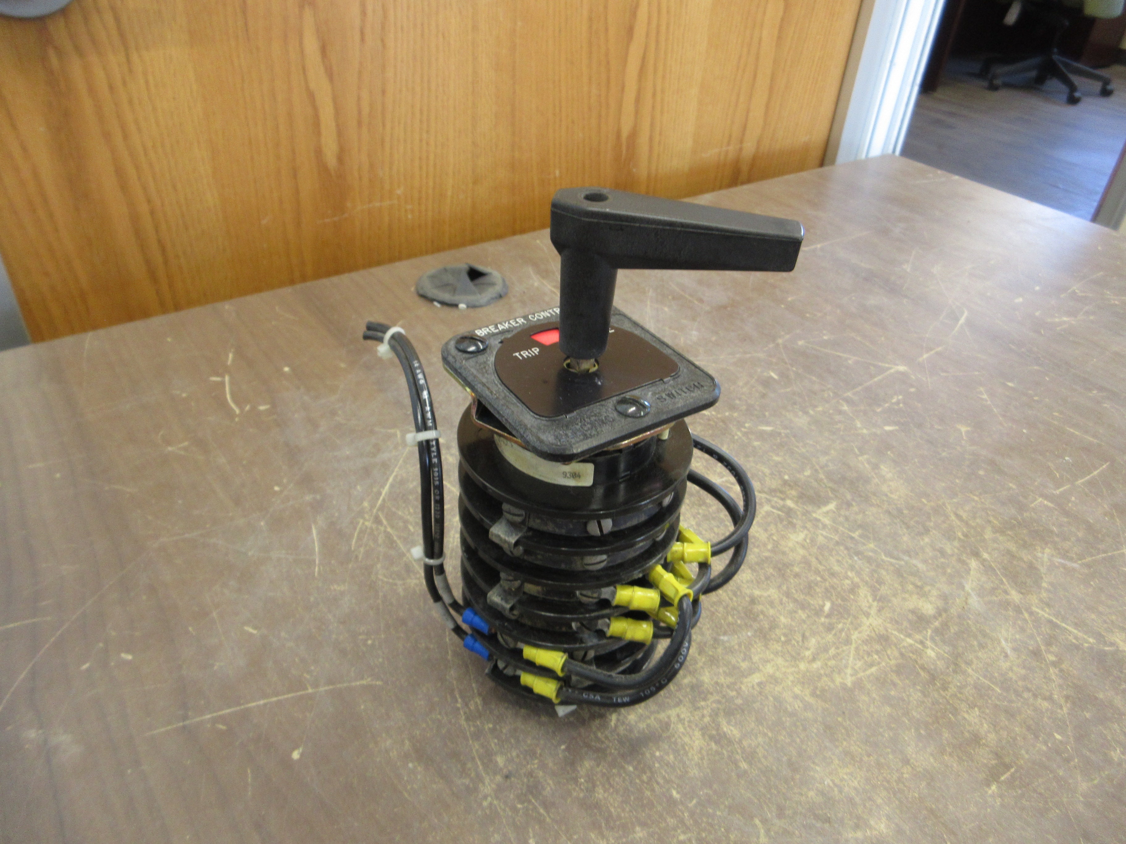 Electroswitch Series 24 Breaker Control Rotary Switch 2412C *Broken Insulator*