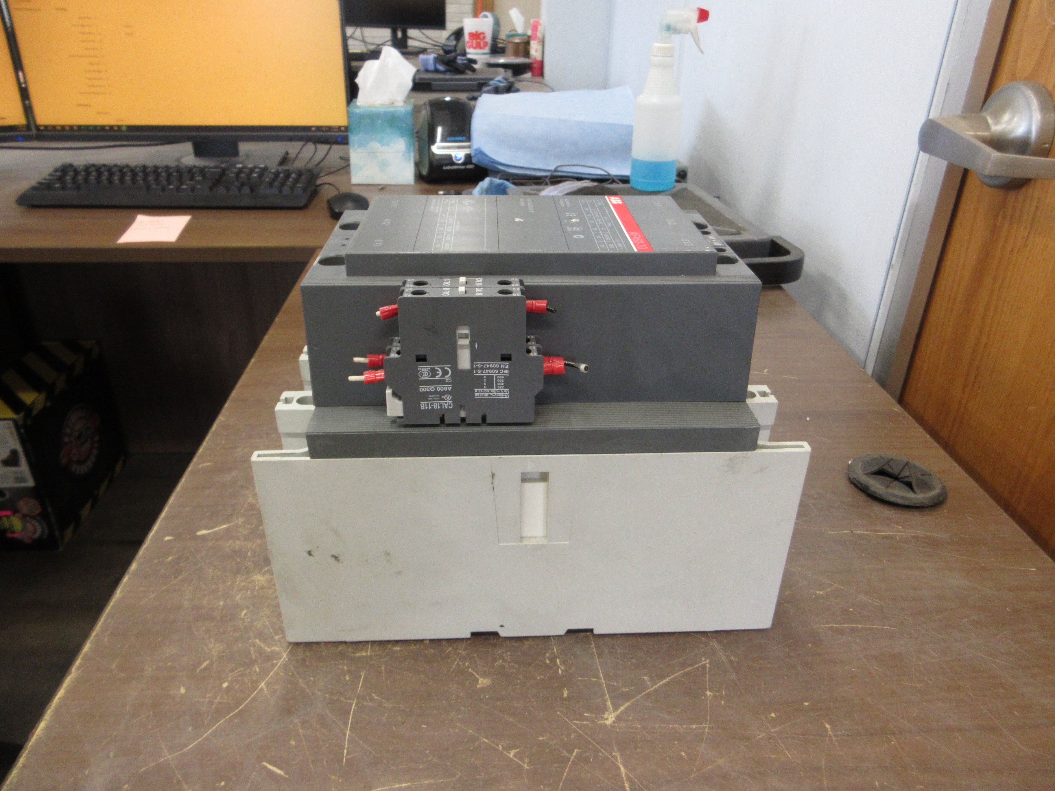 ABB Contactor AF460-30 24-60VDC Coil 650A 600V w/ (3) Aux Contacts Used