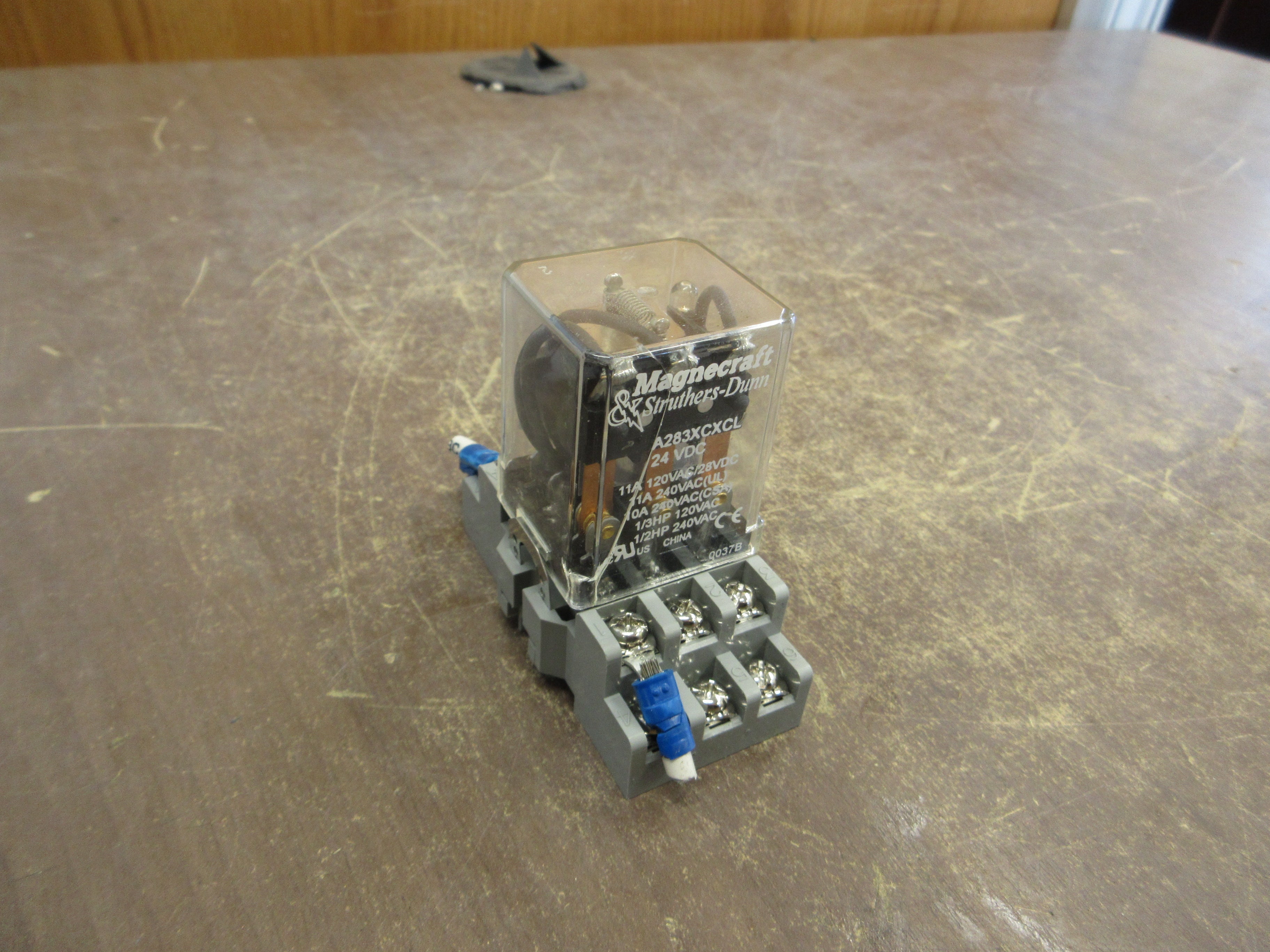 Magnecraft Struthers-Dunn Relay A283XCXCL 24VDC Coil w/Base *Cracked Relay* Used