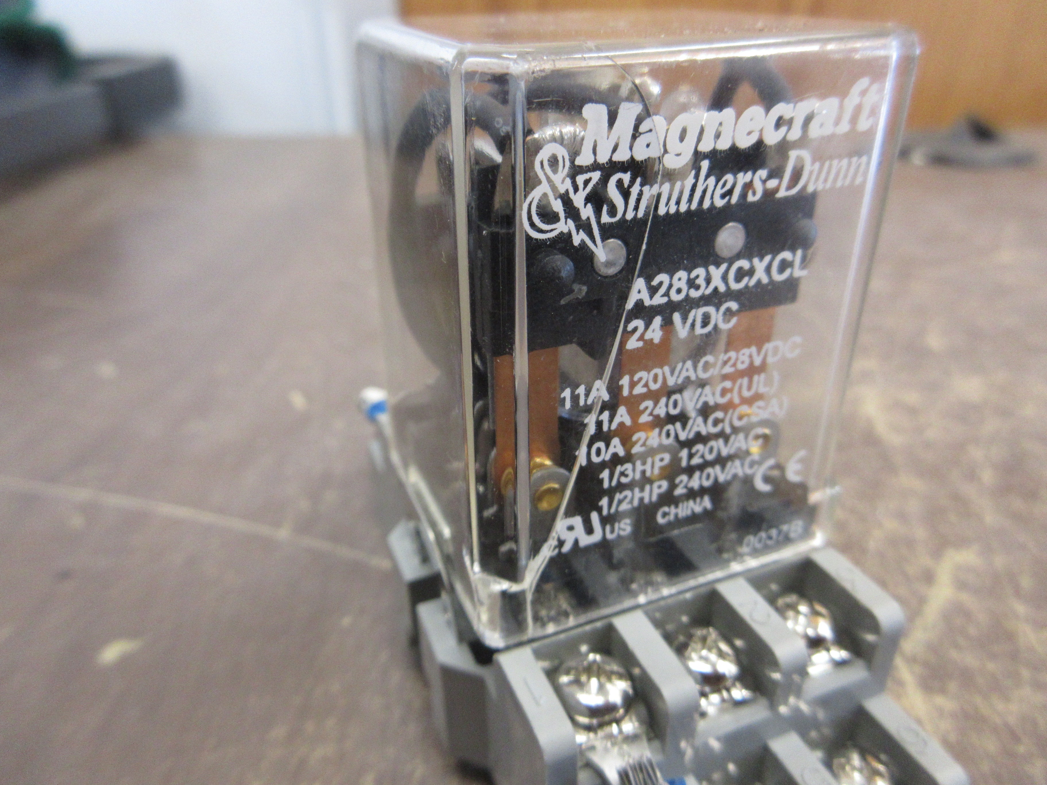 Magnecraft Struthers-Dunn Relay A283XCXCL 24VDC Coil w/Base *Cracked Relay* Used