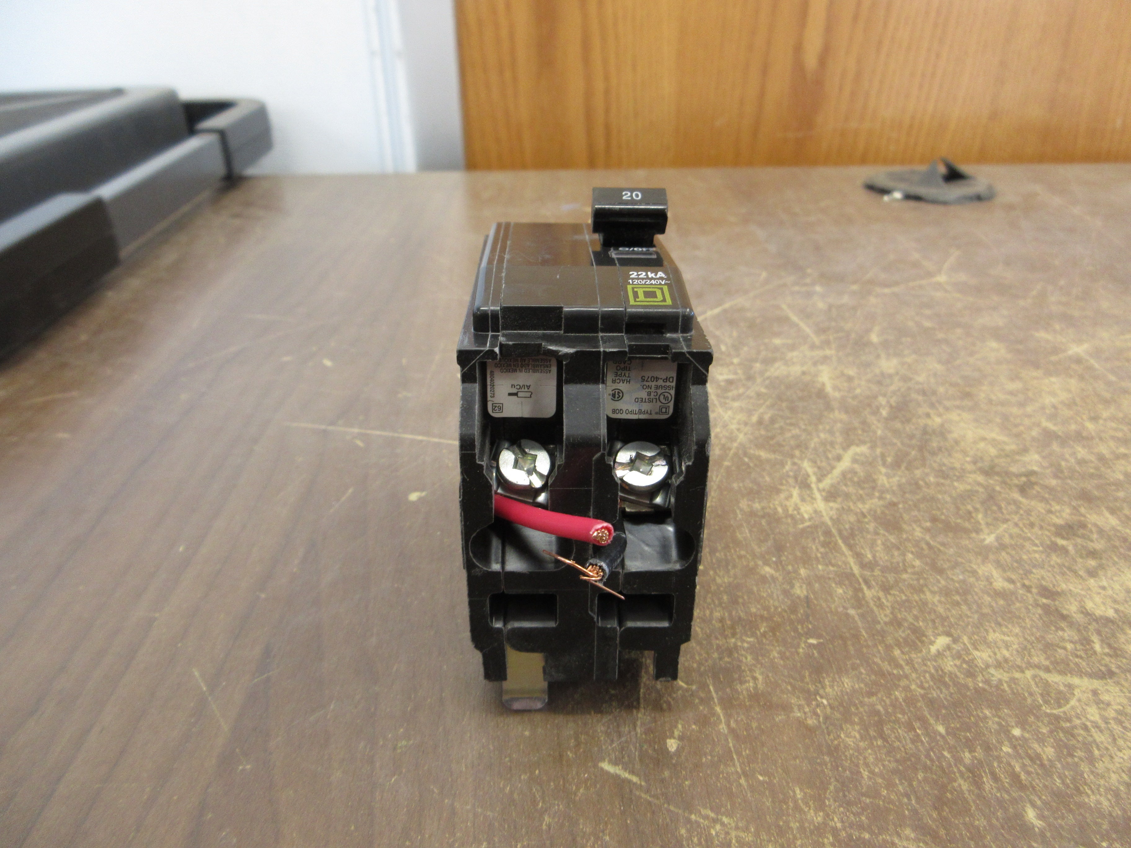 Square D Bolt-On Circuit Breaker QOB220VH 20A 120/240V 2P 22kA *No Screws* Used