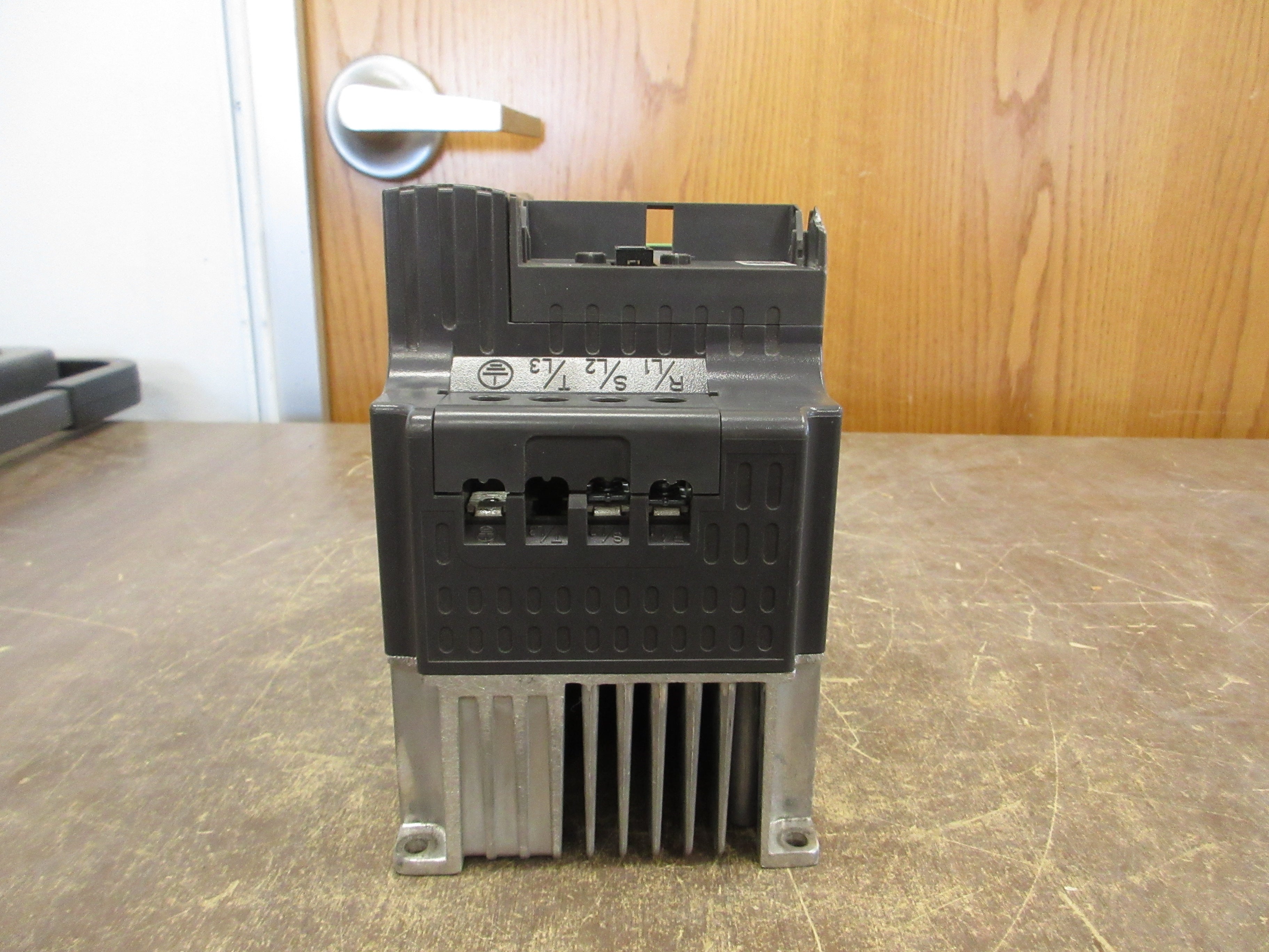 Delta AC Drive VFD007E11A 1HP *No Terminal Cover* *Chipped Corner* Used