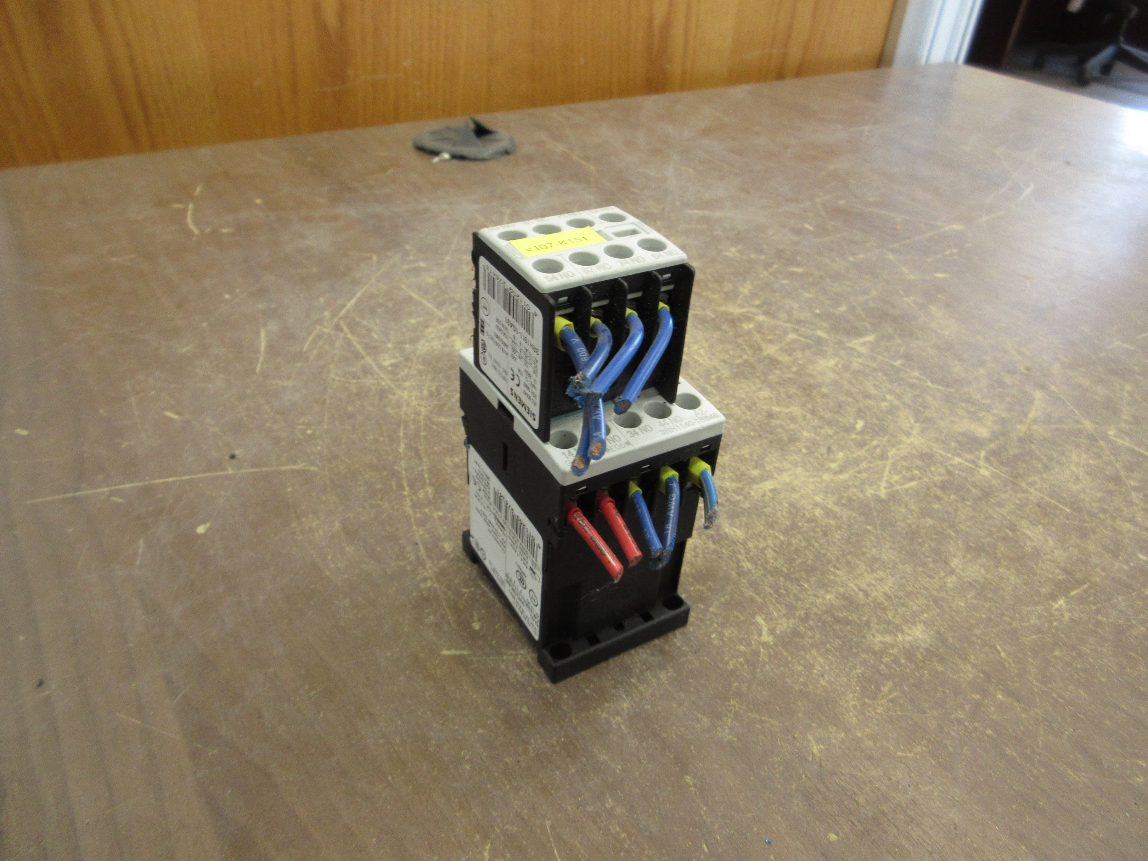 Siemens Sirius Contactor 3RH1140-1BB40 24VDC Coil 10A 600V w/Aux Contact Used