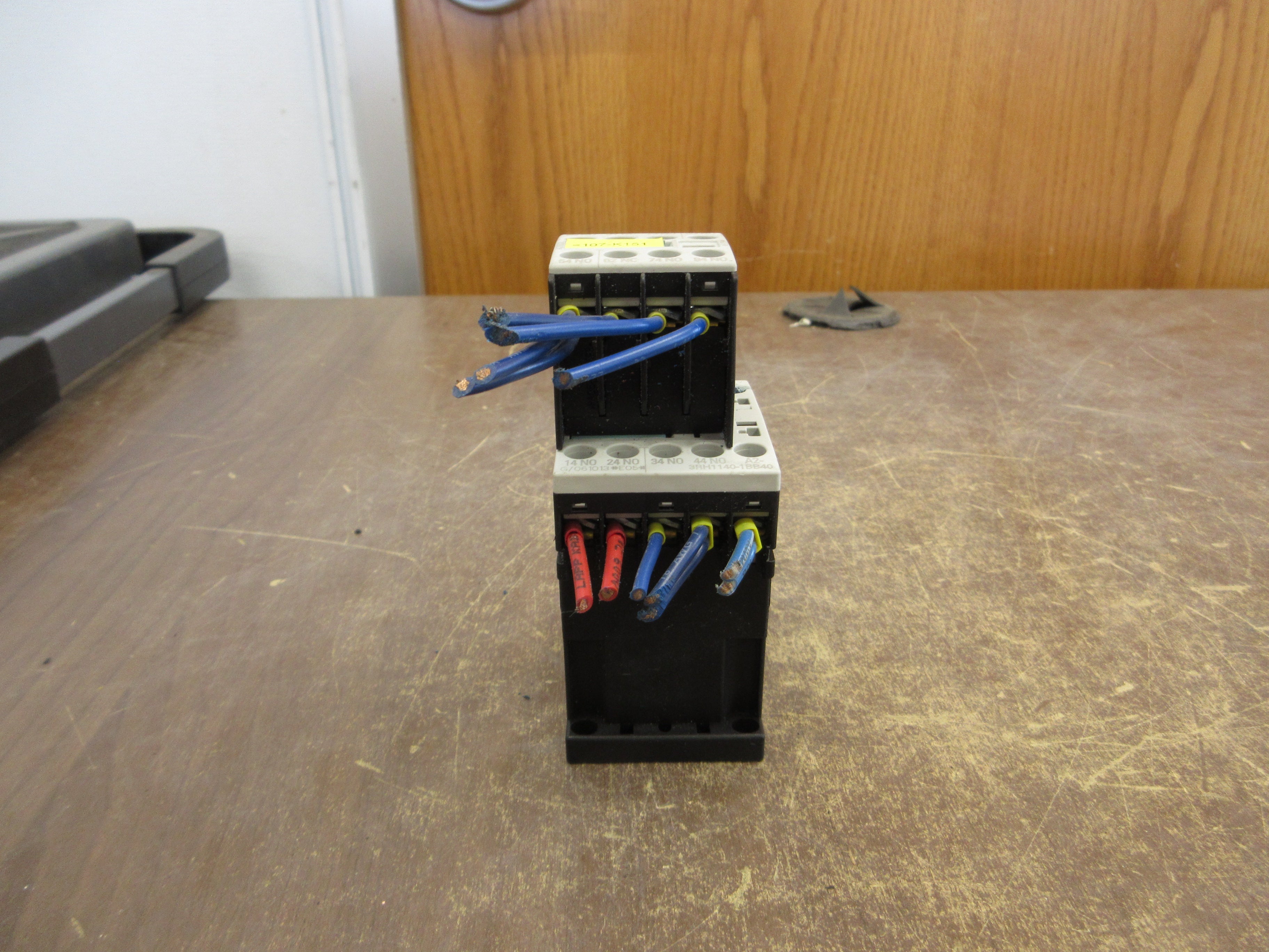 Siemens Sirius Contactor 3RH1140-1BB40 24VDC Coil 10A 600V w/Aux Contact Used
