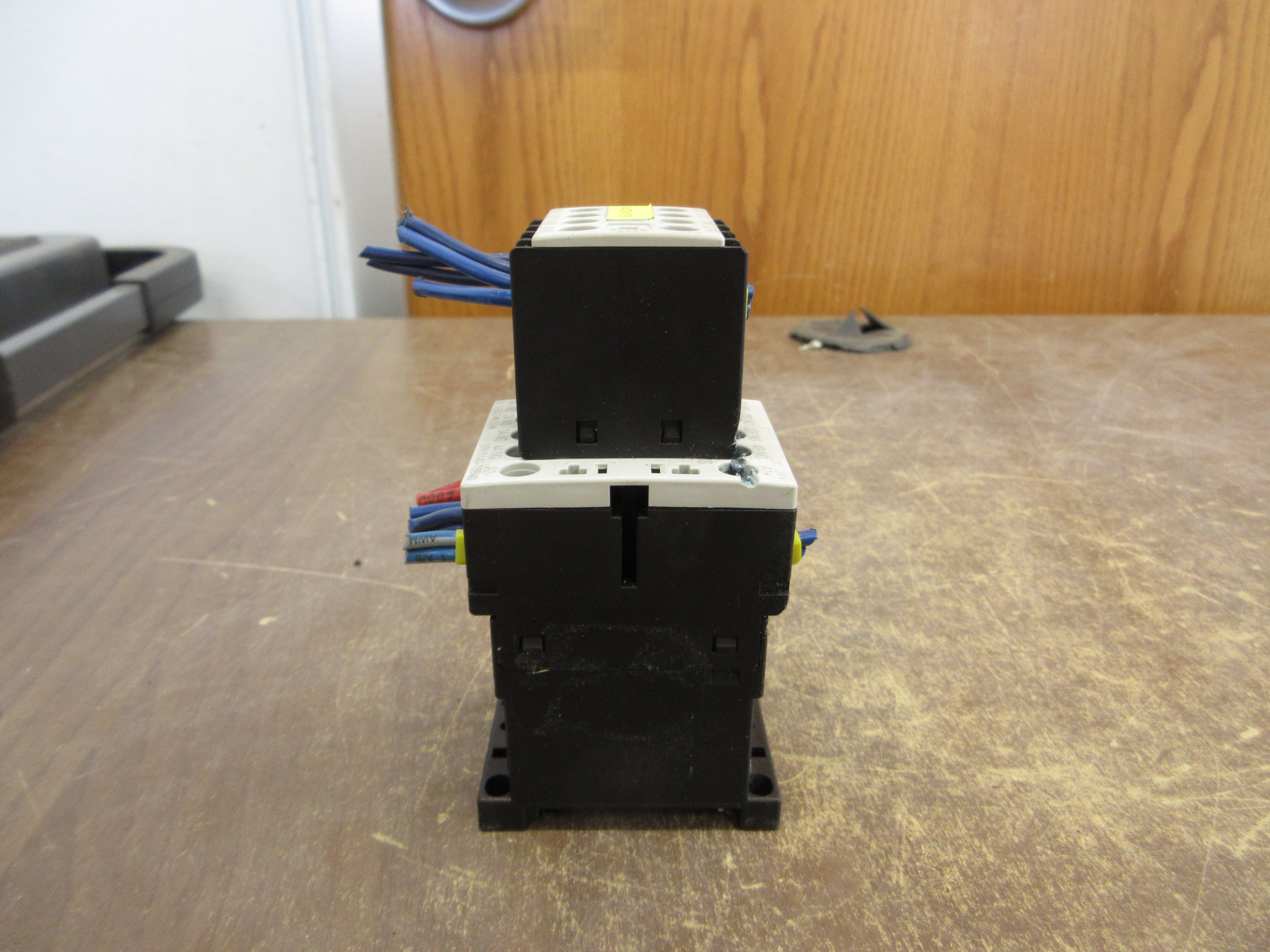 Siemens Sirius Contactor 3RH1140-1BB40 24VDC Coil 10A 600V w/Aux Contact Used