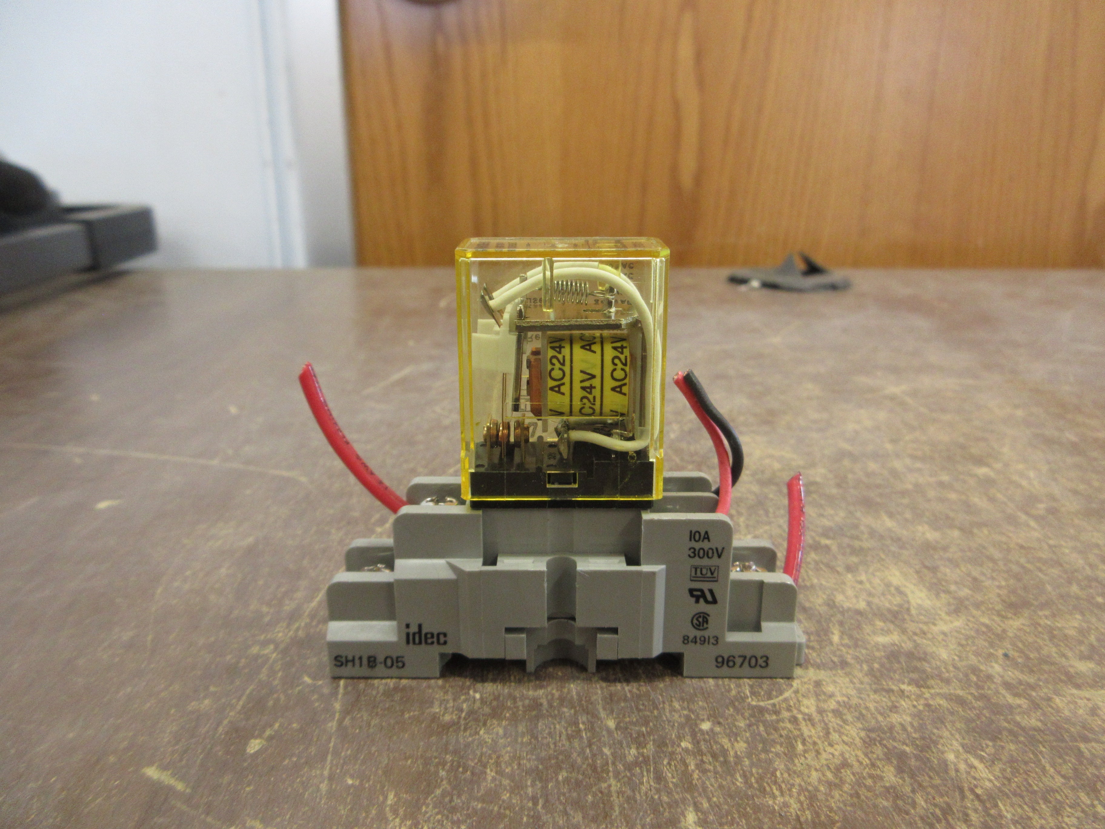 Idec Relay RHIB-U 24V Coil w/ Base *Lot of 2* Used