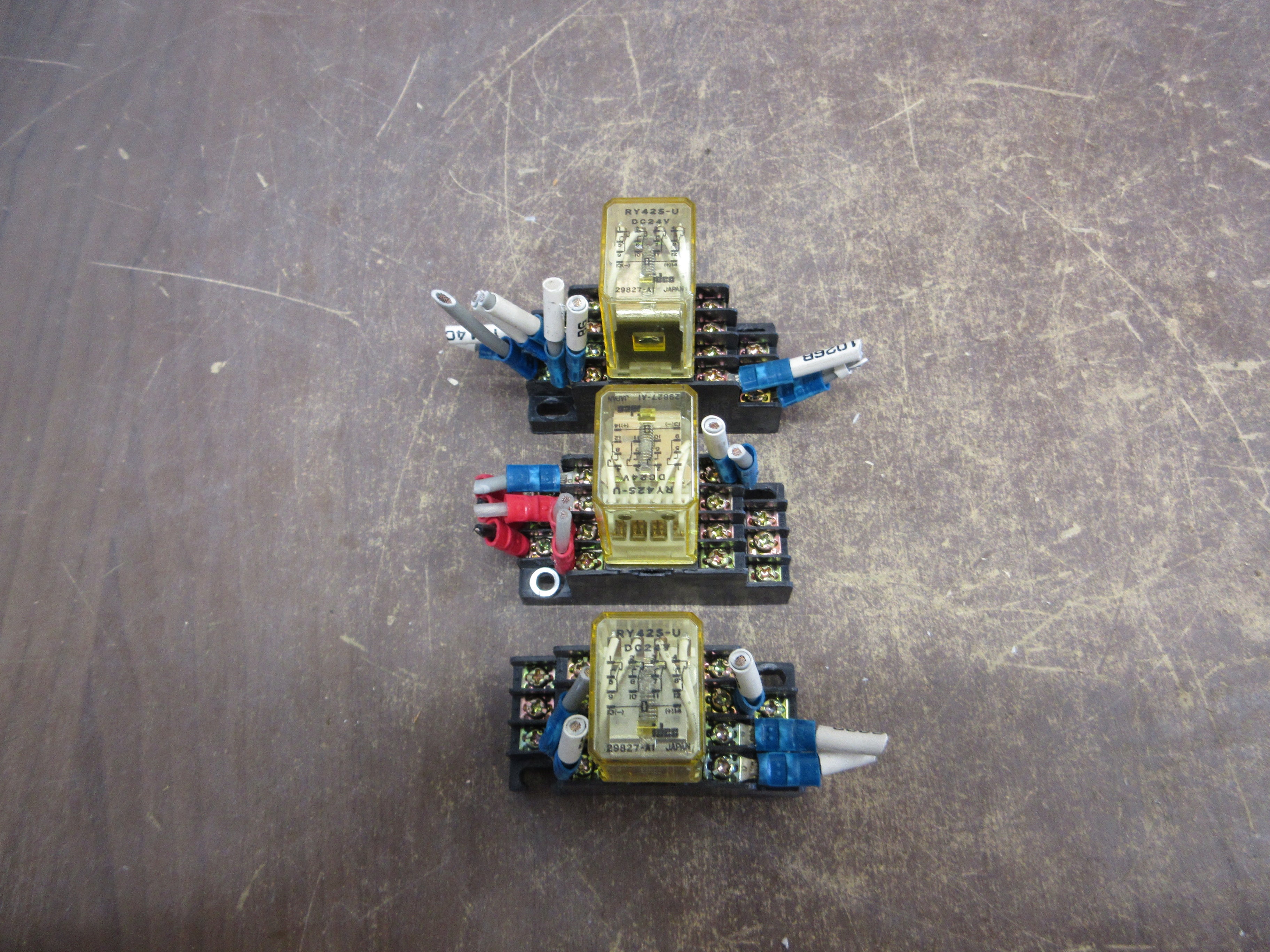 Idec Relay RY42S-U 24VDC Coil w/ Base *Lot of 3* *(1) Broken Mounting Foot* Used