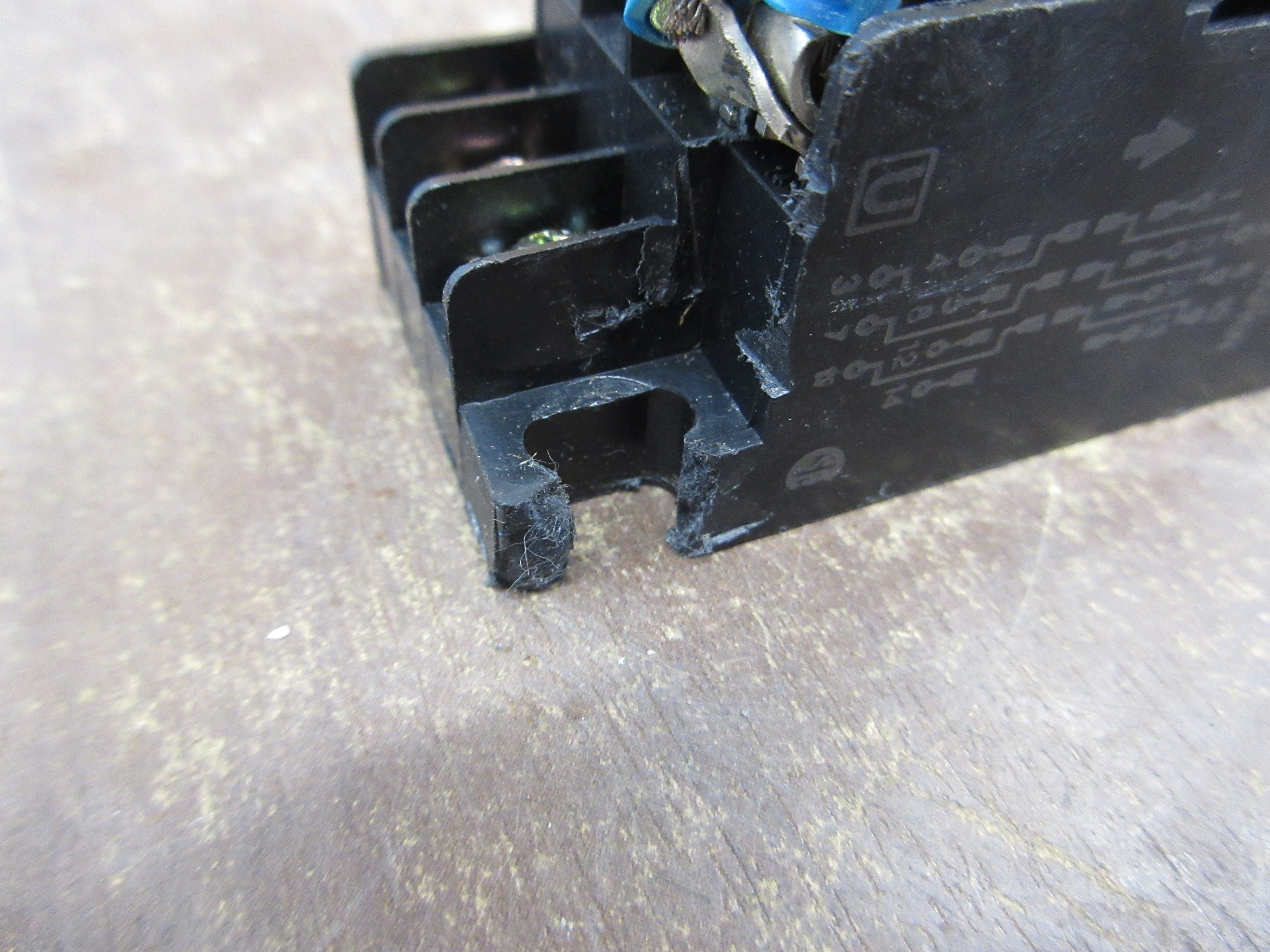 Idec Relay RY42S-U 24VDC Coil w/ Base *Lot of 3* *(1) Broken Mounting Foot* Used