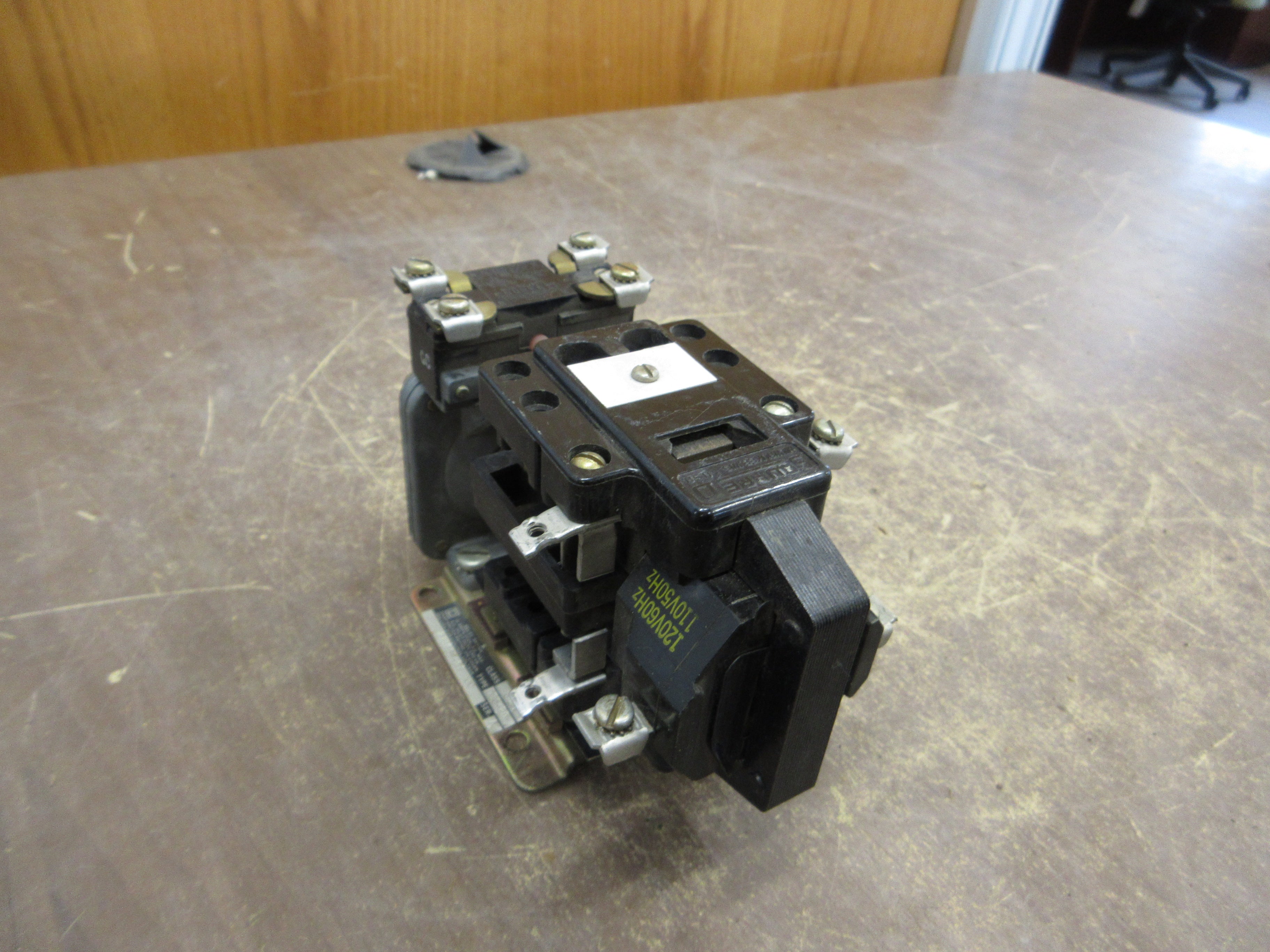 Square D Timing Relay 8501 DEO-20 Ser. A 120V Coil *Missing (2) Terminal Screws*