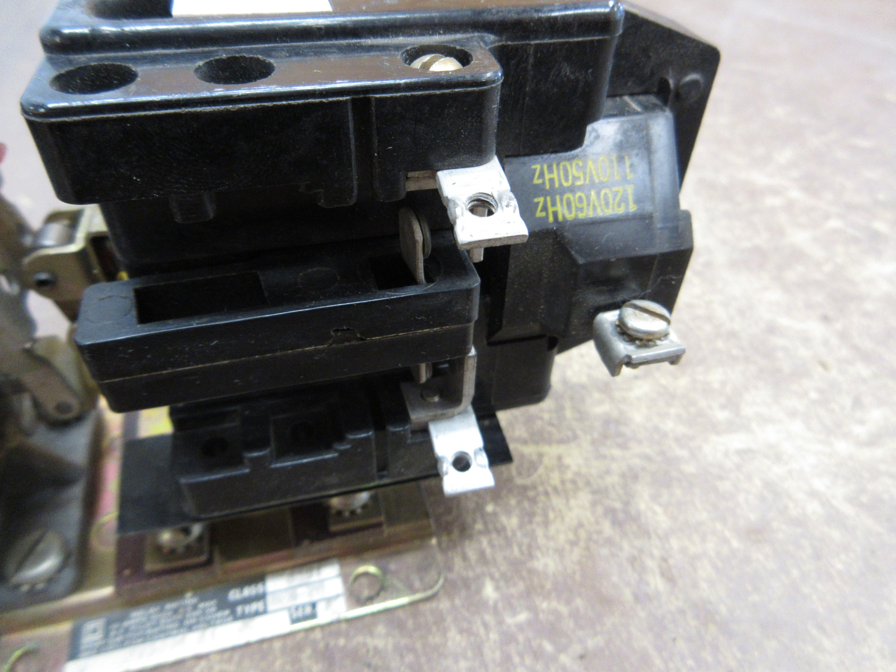 Square D Timing Relay 8501 DEO-20 Ser. A 120V Coil *Missing (2) Terminal Screws*