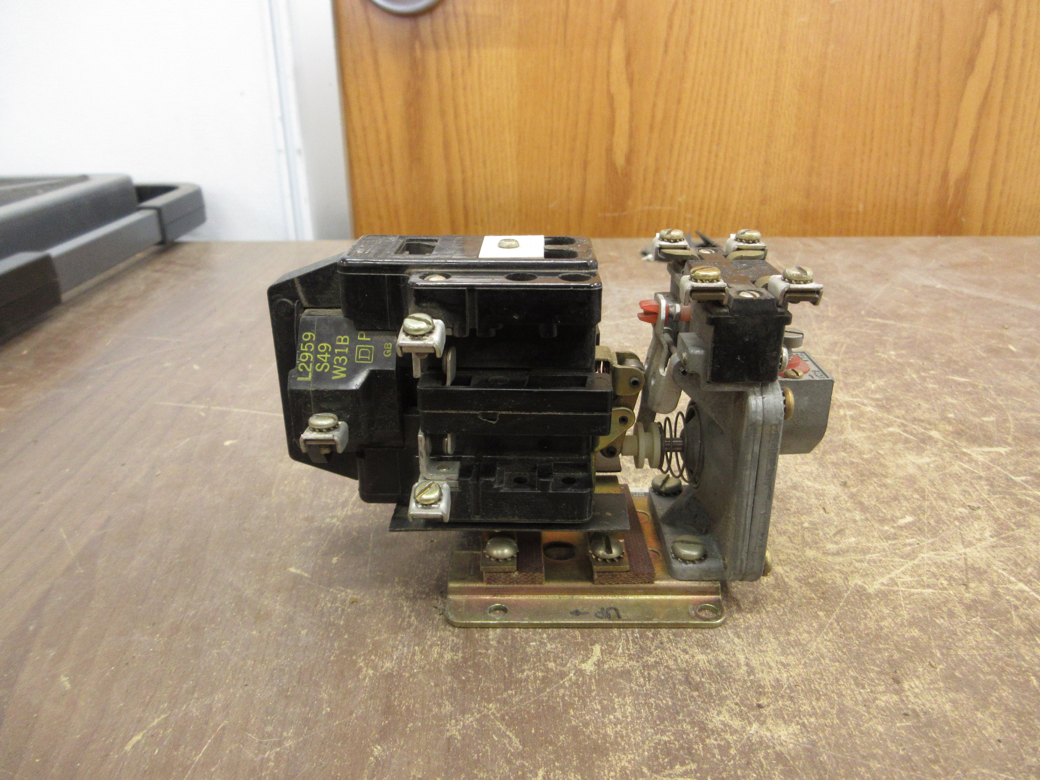 Square D Timing Relay 8501 DEO-20 Ser. A 120V Coil *Missing (2) Terminal Screws*