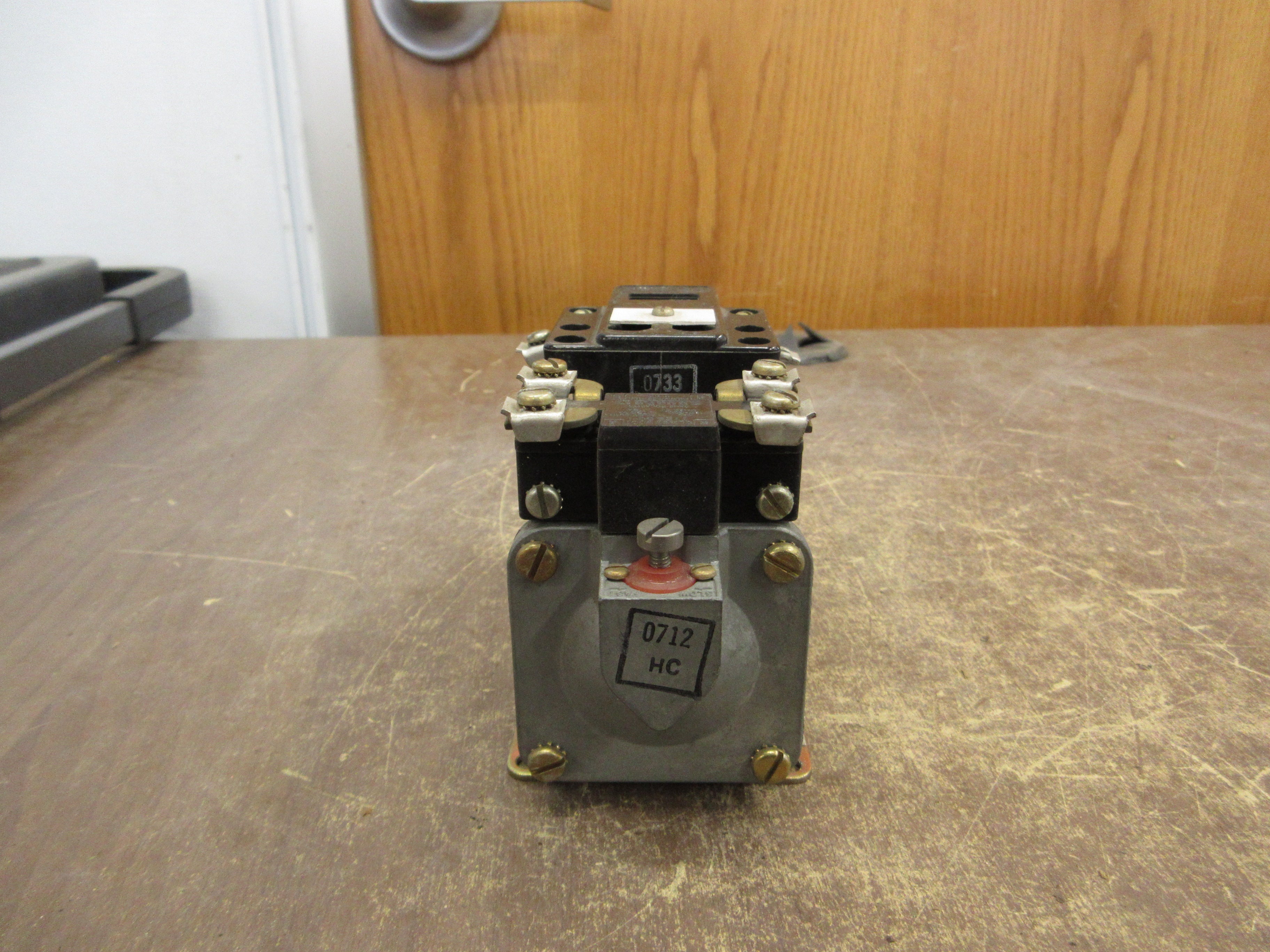 Square D Timing Relay 8501 DEO-20 Ser. A 120V Coil *Missing (2) Terminal Screws*