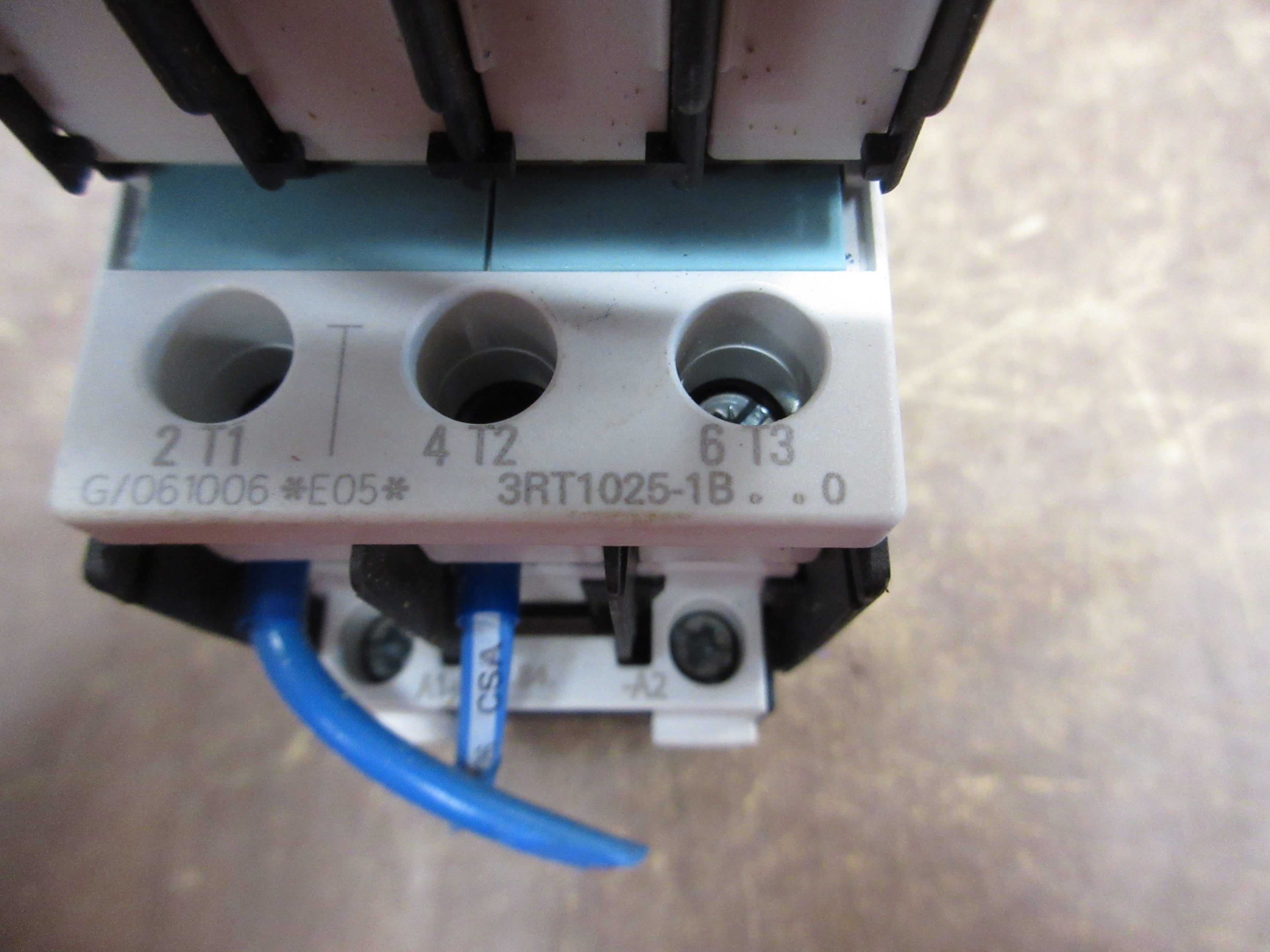 Siemens Sirius Contactor 3RT1025-1B..0 24VDC Coil 35A 600V *Cracked Base* Used