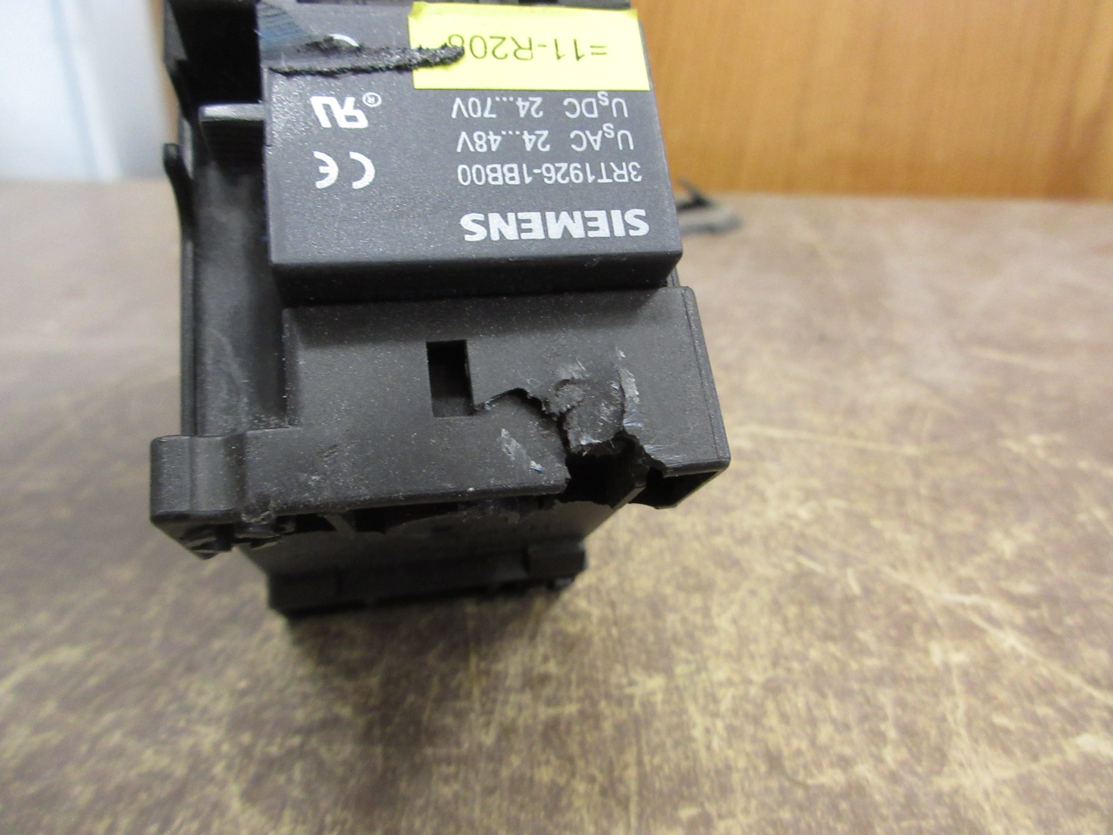 Siemens Sirius Contactor 3RT1025-1B..0 24VDC Coil 35A 600V *Cracked Base* Used
