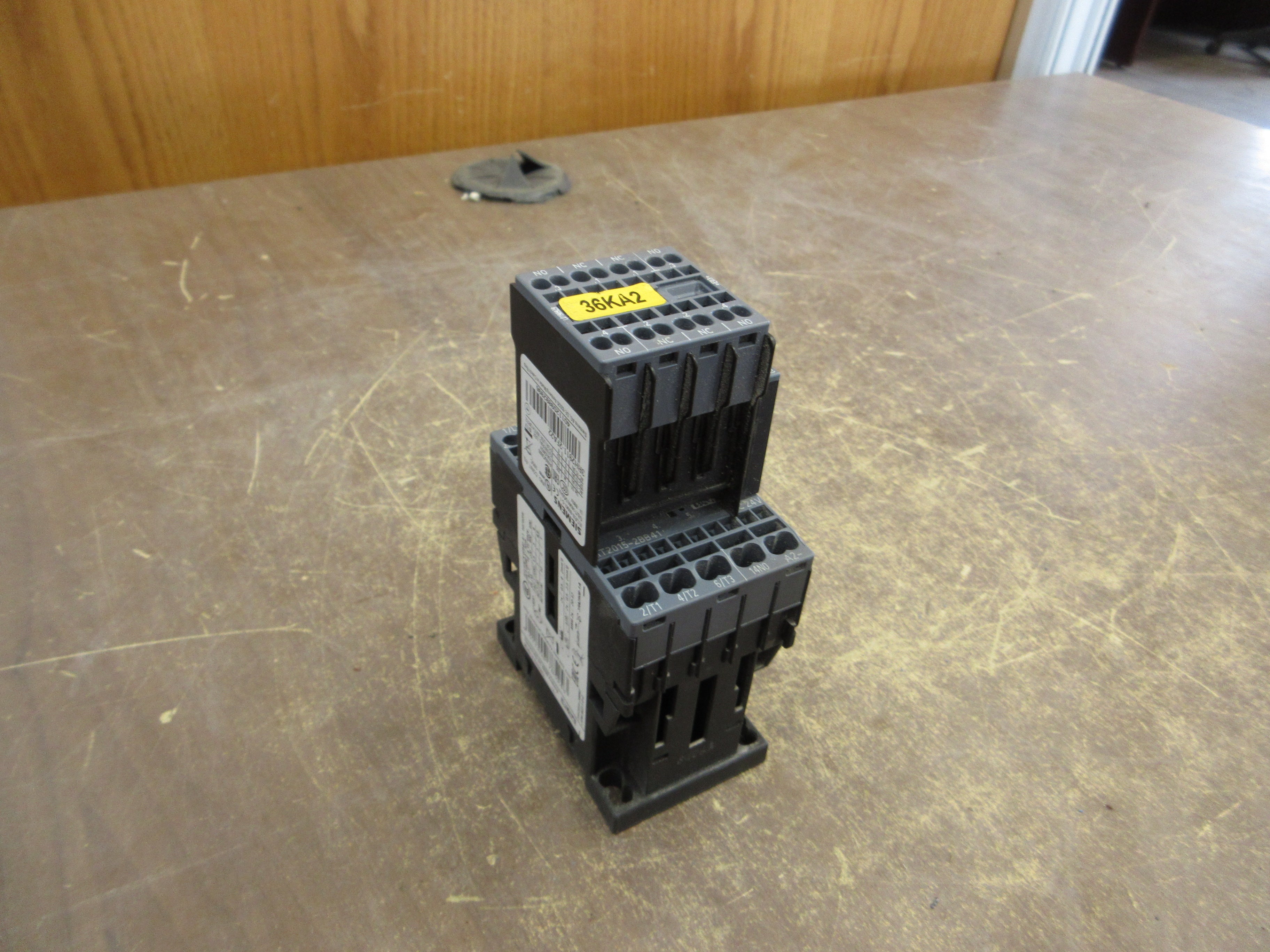 Siemens Sirius Contactor 3RT2015-2BB41 24VDC Coil w/ Aux Contact Block Used