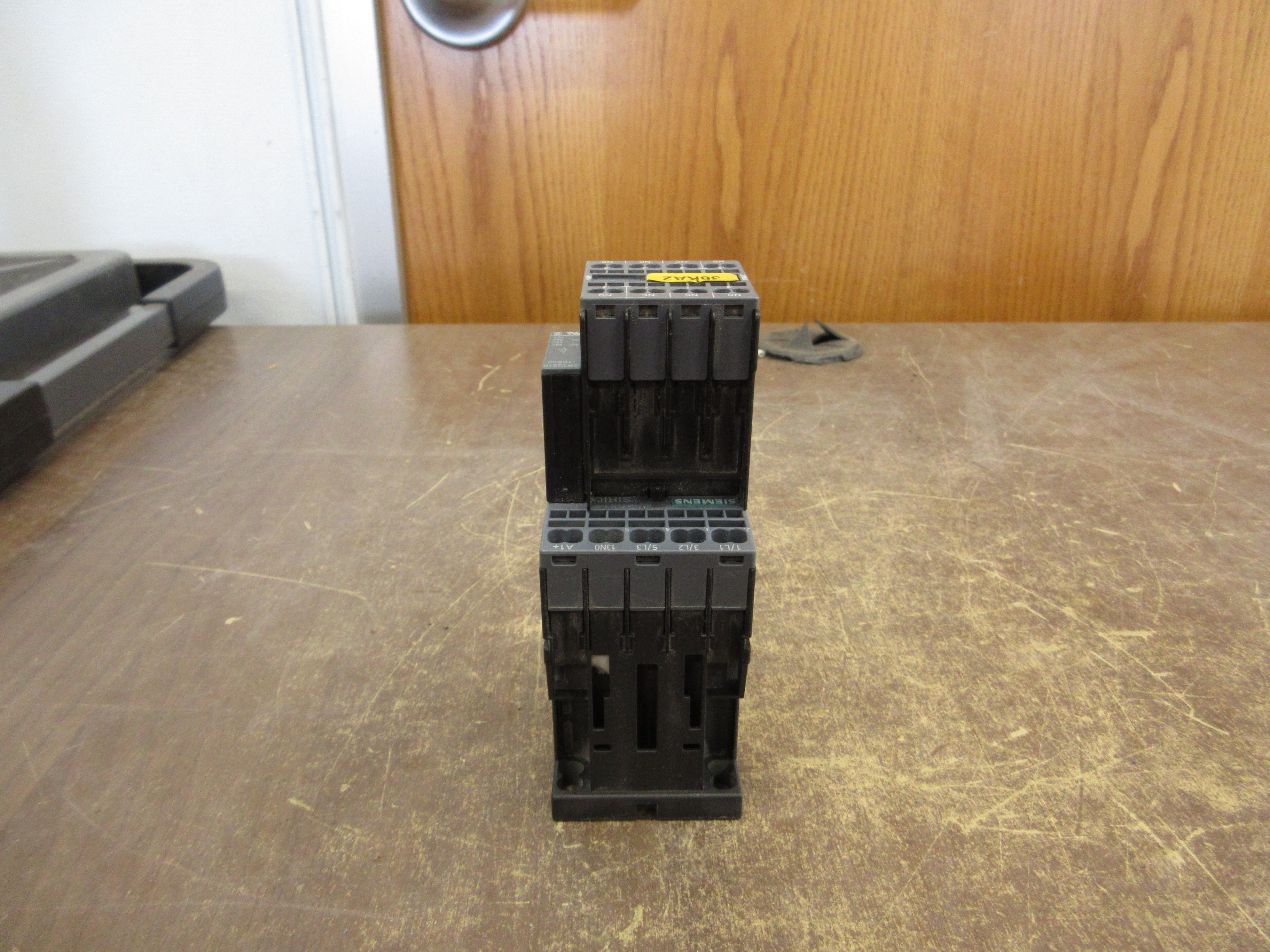 Siemens Sirius Contactor 3RT2015-2BB41 24VDC Coil w/ Aux Contact Block Used