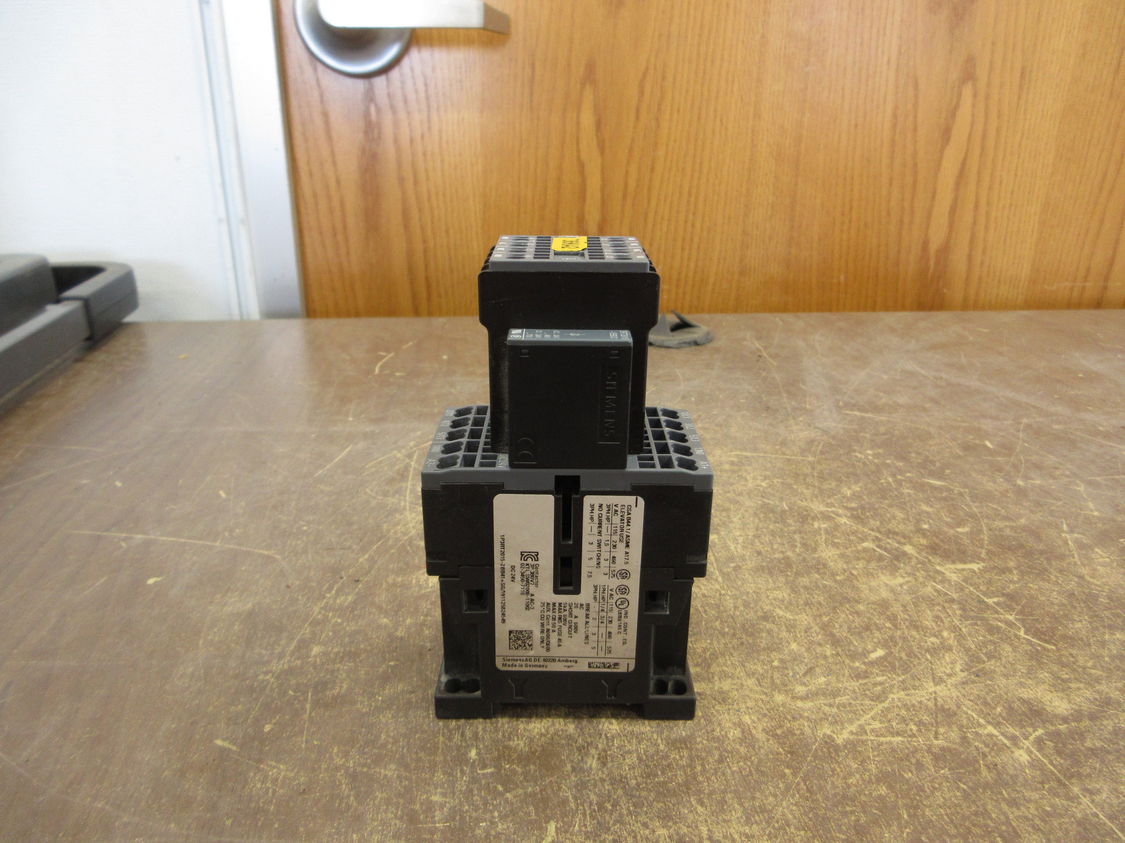 Siemens Sirius Contactor 3RT2015-2BB41 24VDC Coil w/ Aux Contact Block Used