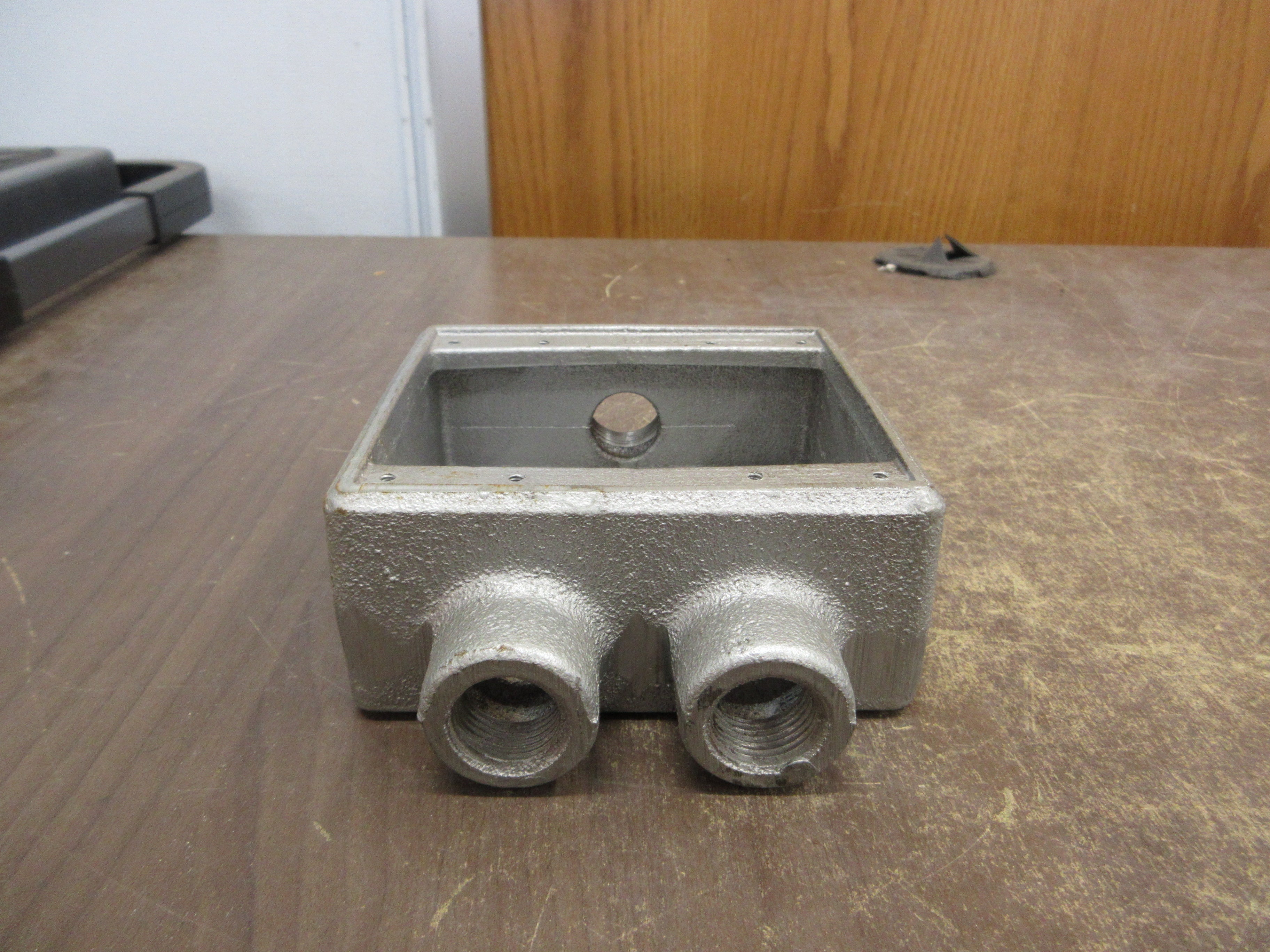 Cooper Crouse-Hinds Condulet Cast Device Box FSD212 Size: 3/4" Two-Gang