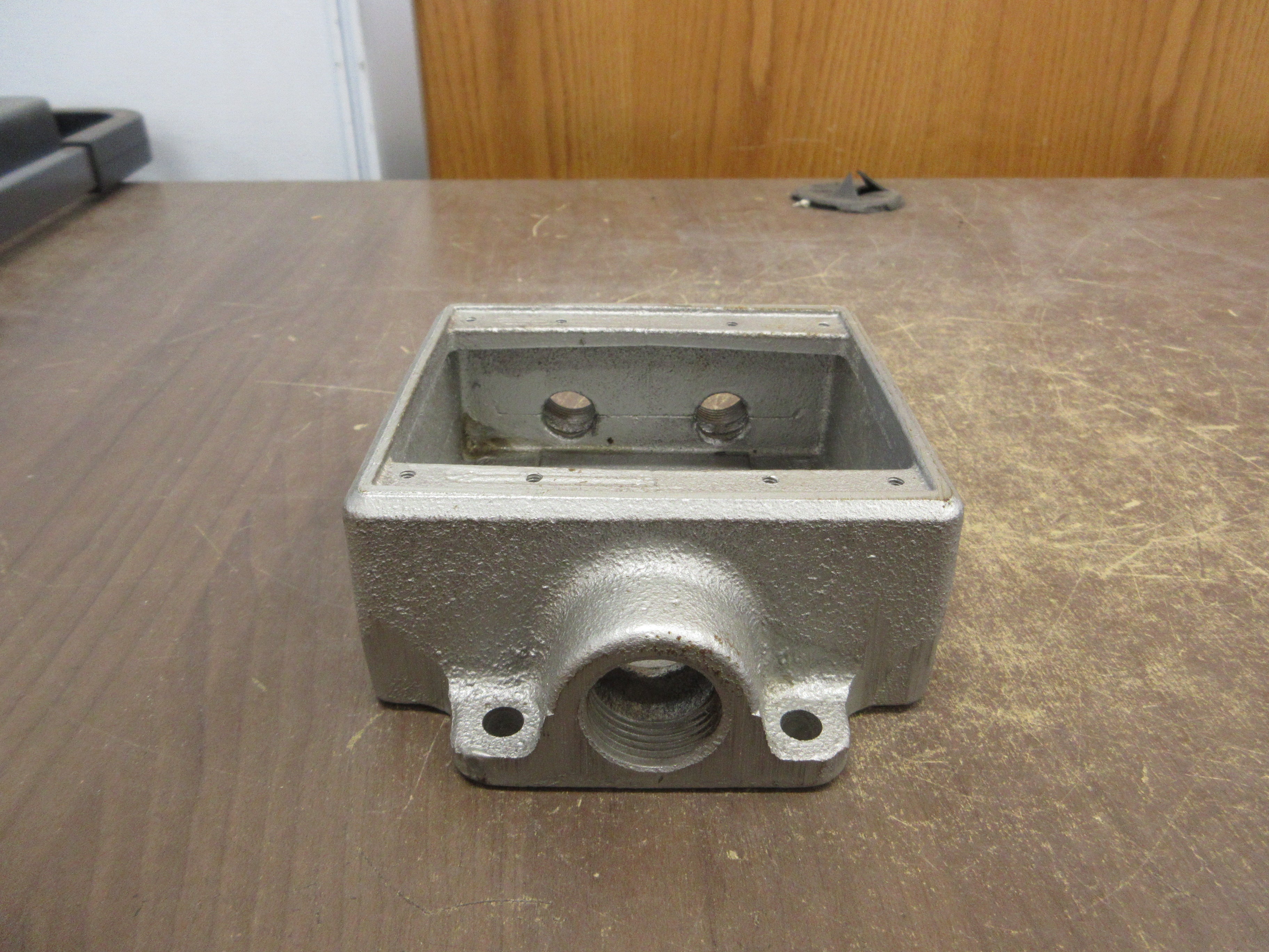 Cooper Crouse-Hinds Condulet Cast Device Box FSD212 Size: 3/4" Two-Gang