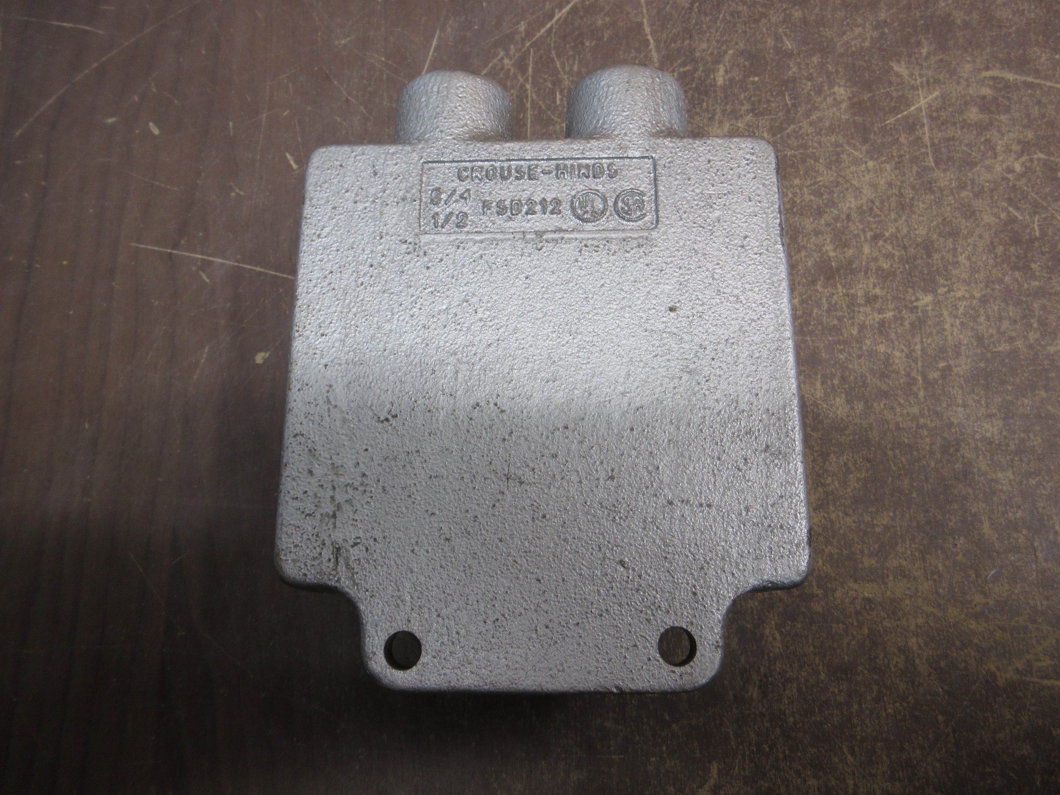 Cooper Crouse-Hinds Condulet Cast Device Box FSD212 Size: 3/4" Two-Gang