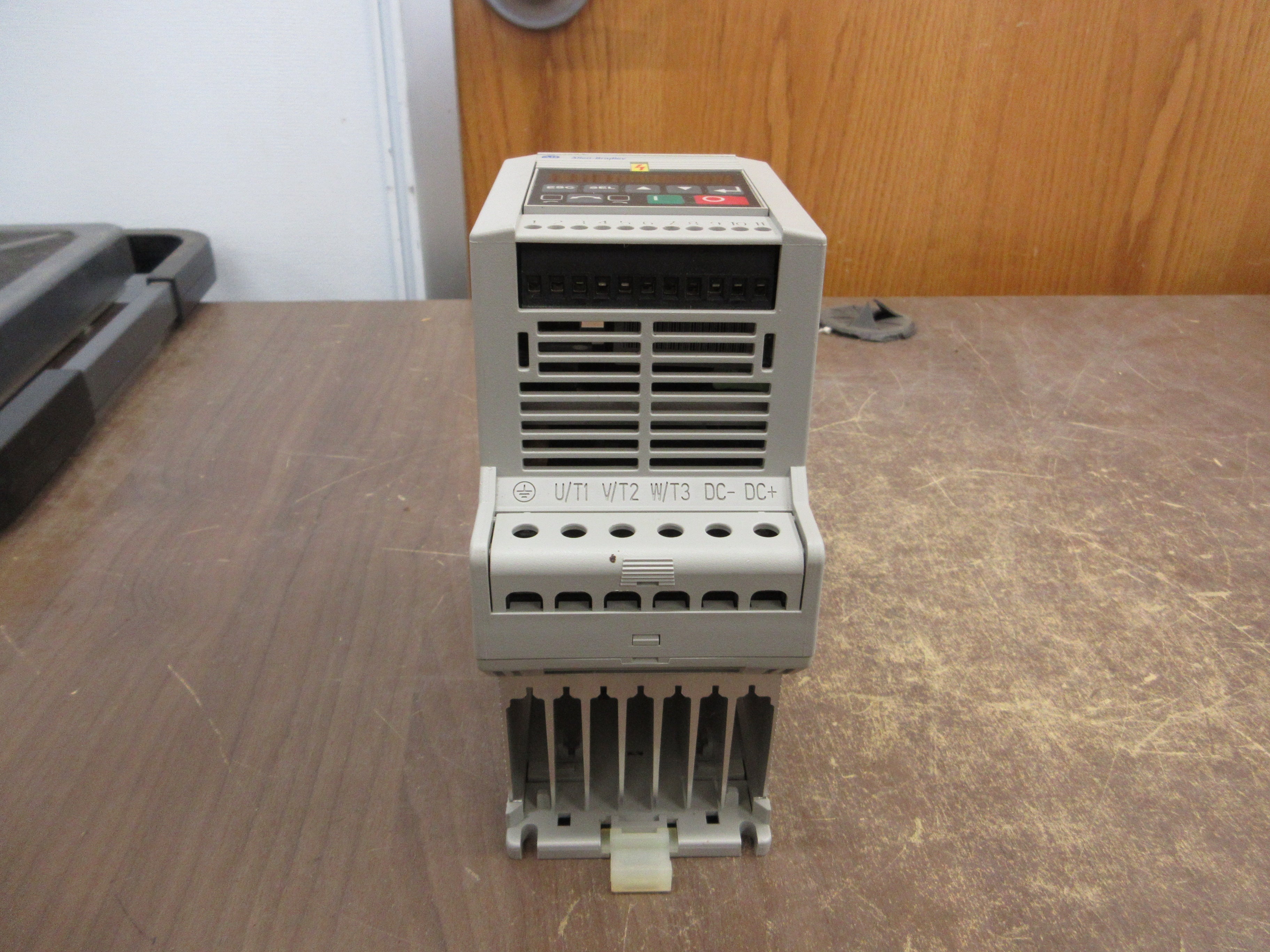 Allen-Bradley Analog S.F. Speed Controller 160-AA02NSF1 Ser. C FRN: 7.06 0.5HP