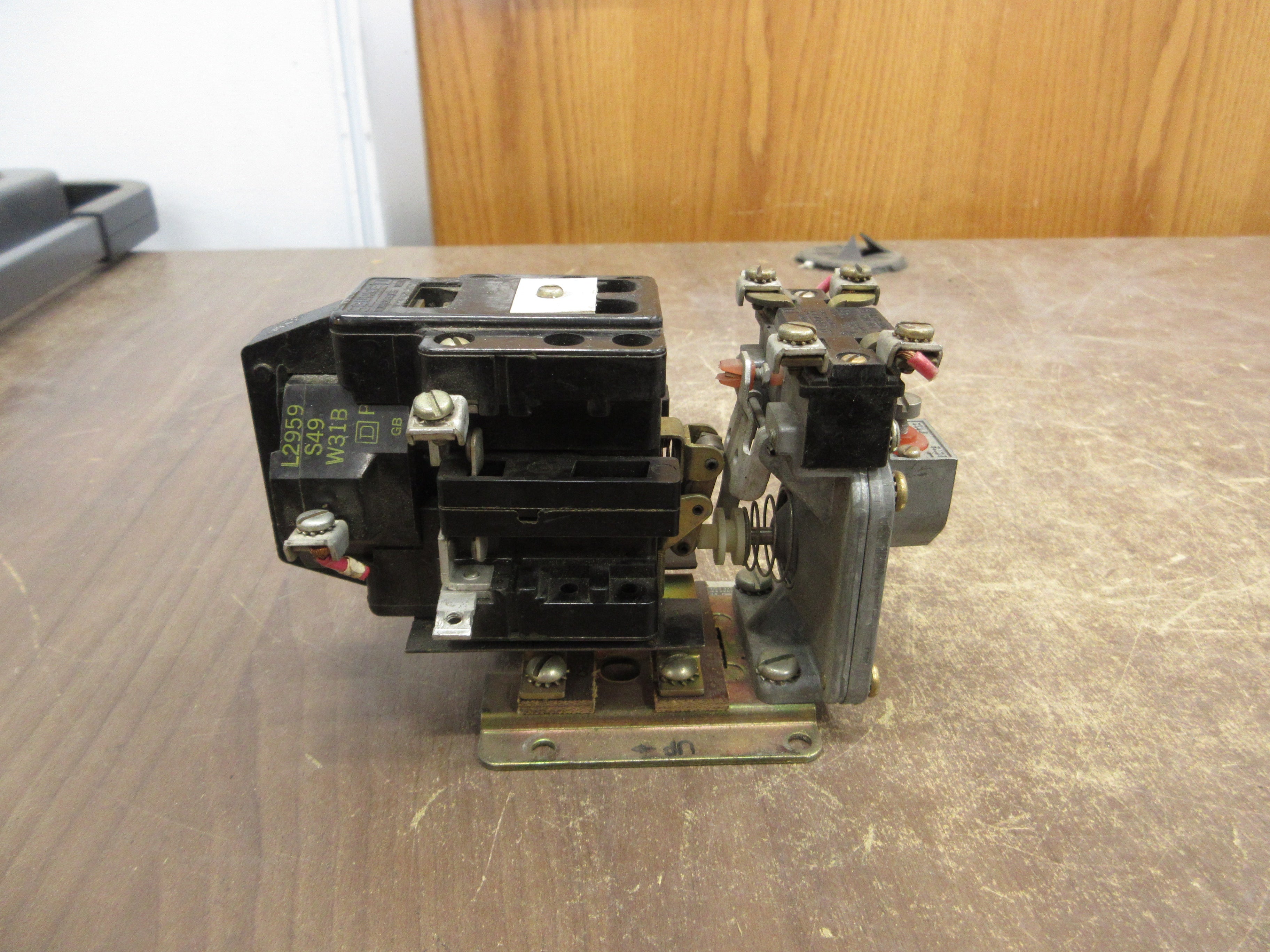 Square D Timing Relay 8501 DEO-20 Ser. A 120V Coil *Missing (1) Terminal Screw*