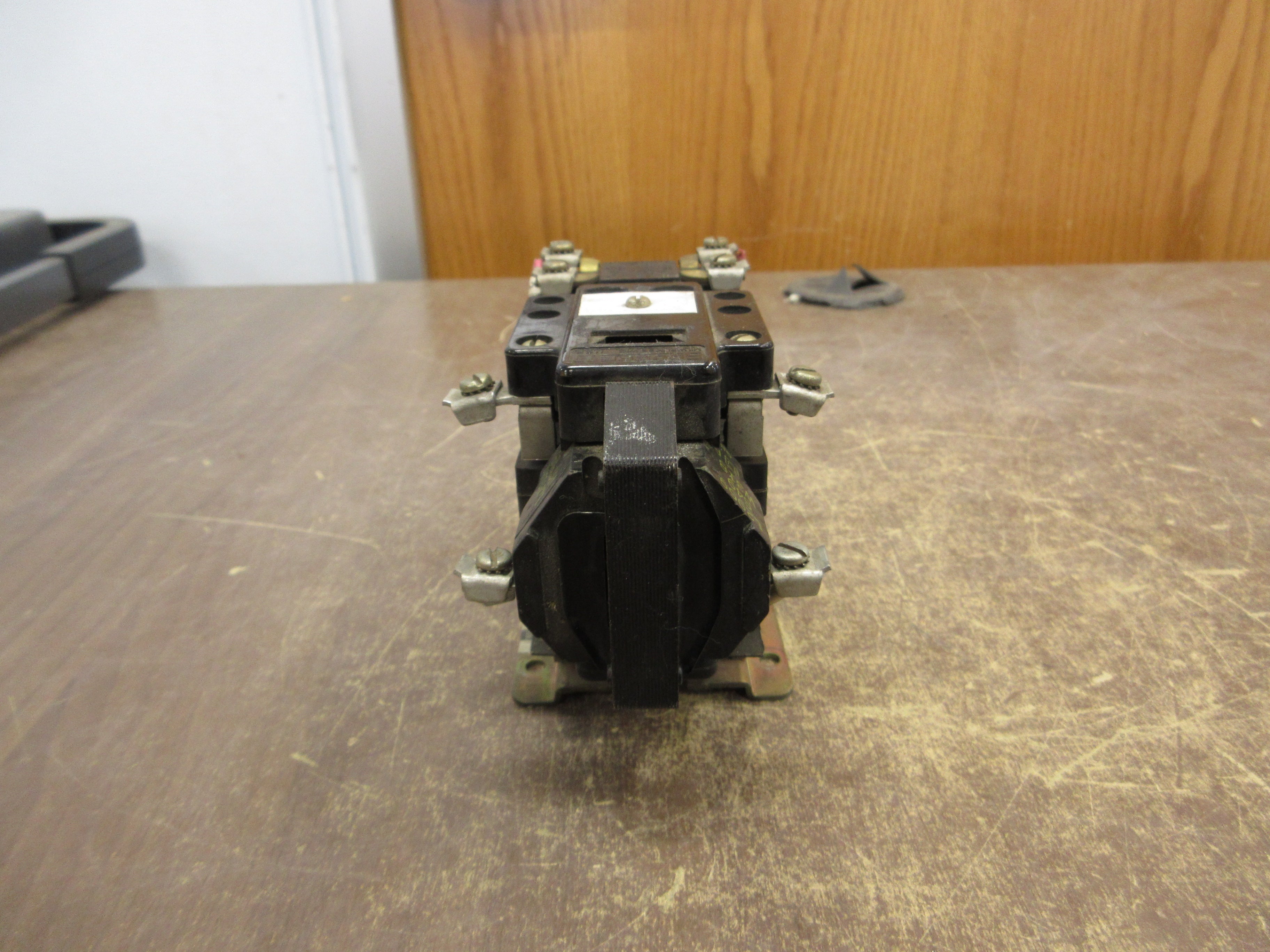 Square D Timing Relay 8501 DEO-20 Ser. A 120V Coil *Missing (1) Terminal Screw*