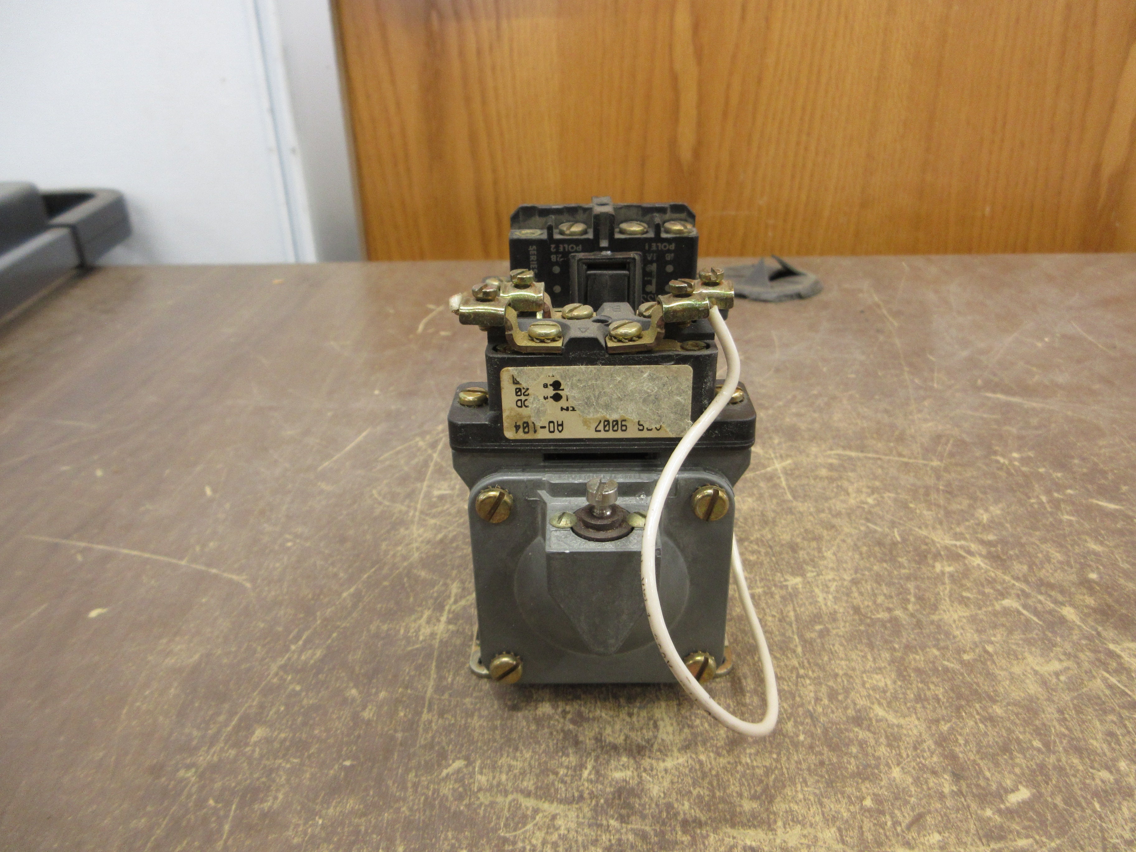 Square D Pneumatic Timing Relay 9050 AO 22E Ser. A 120V Coil Used