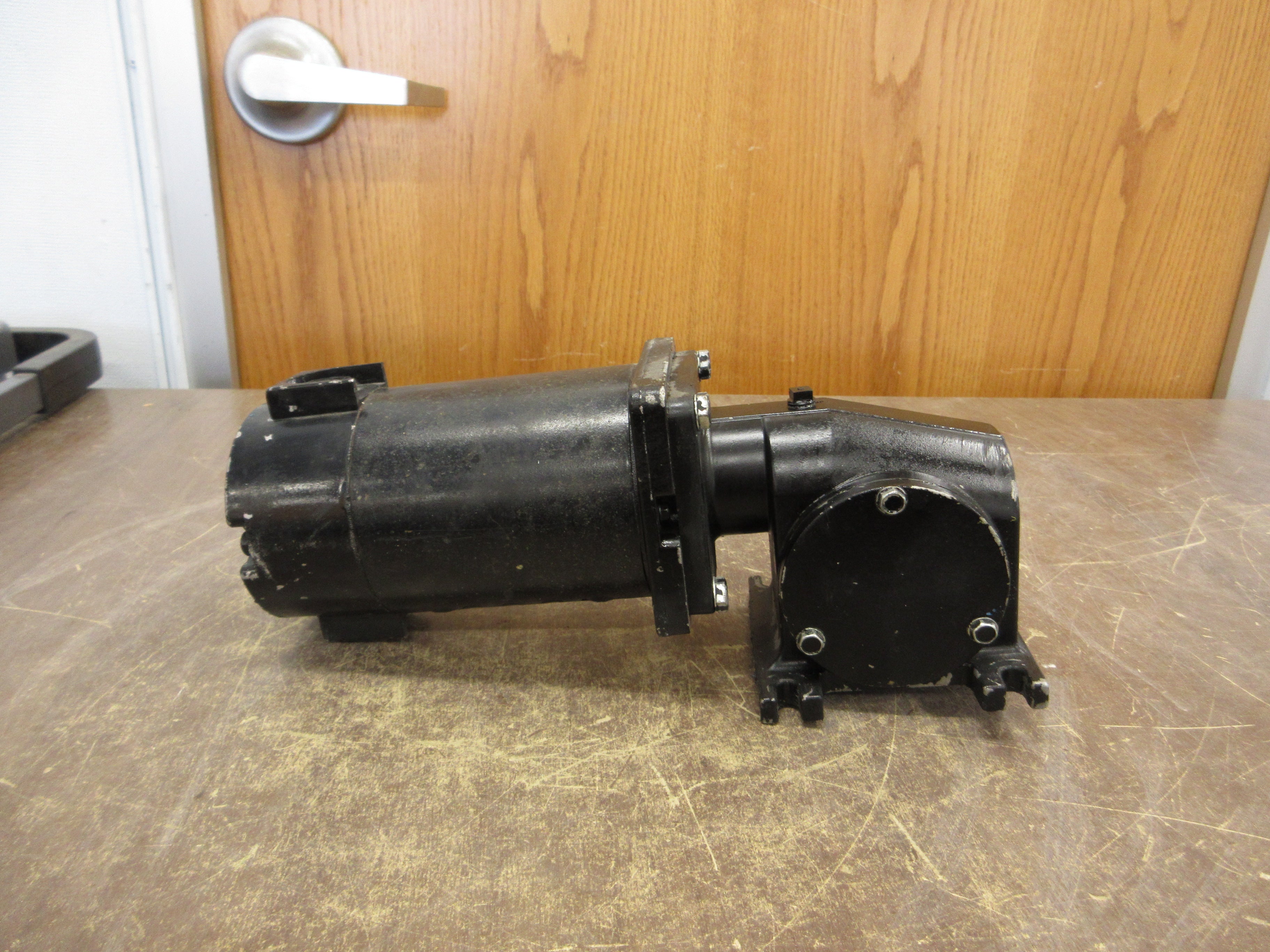 Leeson CM34D25NZ9C DC Gearmotor M1135041.00 1/8HP 90V 1.4A 500RPM Frame: 34 Used