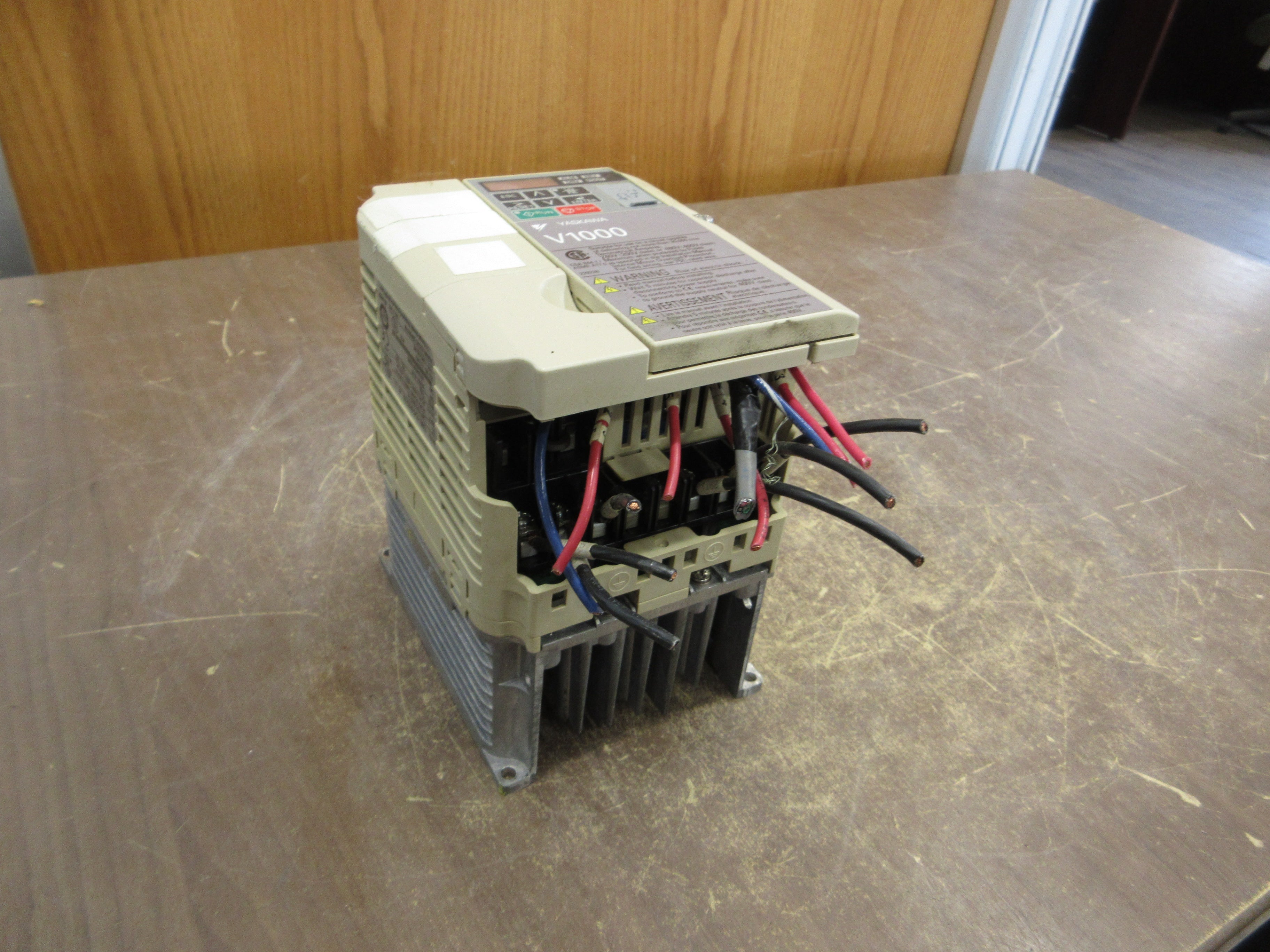 Yaskawa V1000 AC Drive CIMR-VU4A0005FAA Rev. D 3HP 3Ph Vent Cover Used