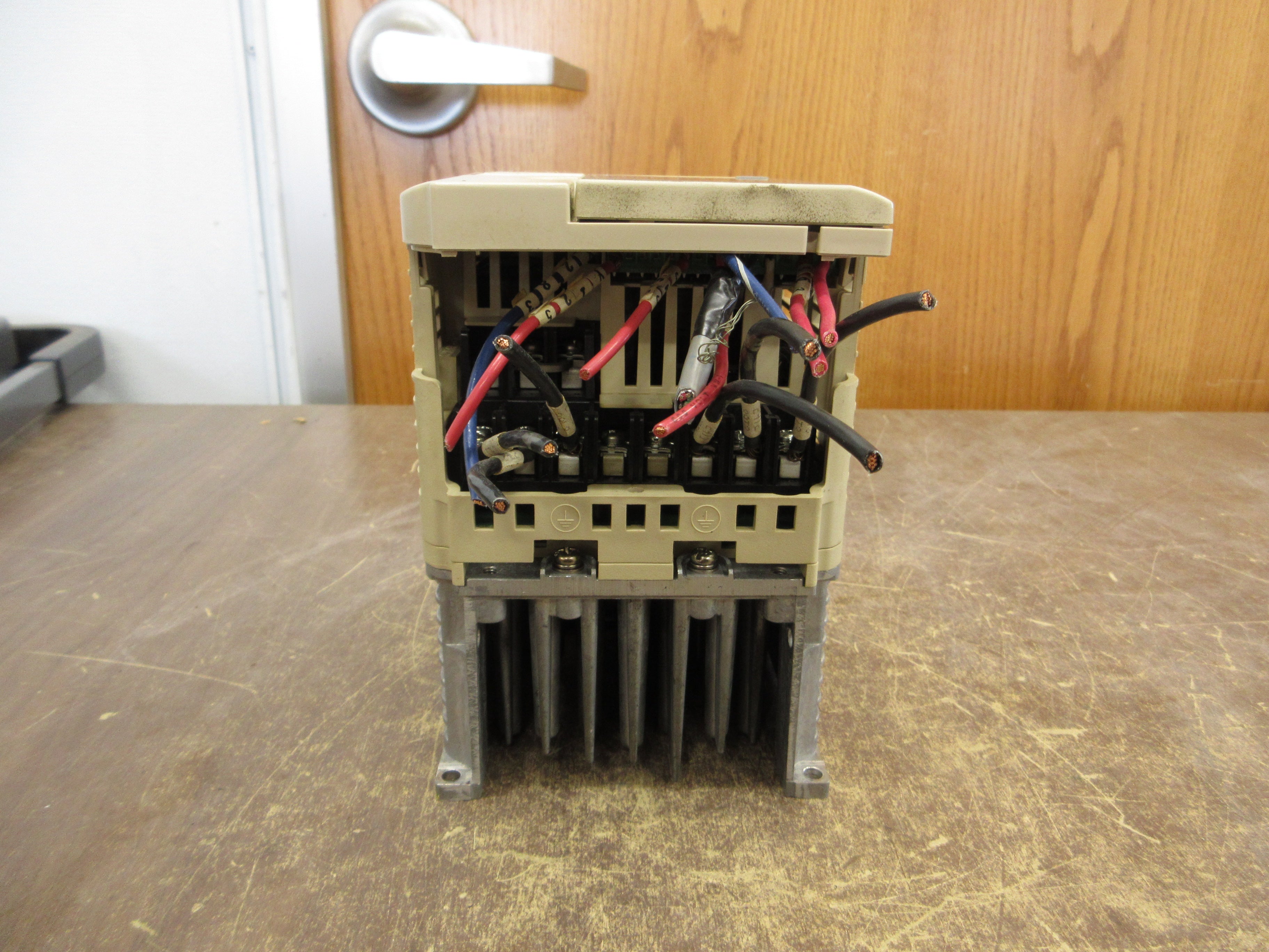 Yaskawa V1000 AC Drive CIMR-VU4A0005FAA Rev. D 3HP 3Ph Vent Cover Used