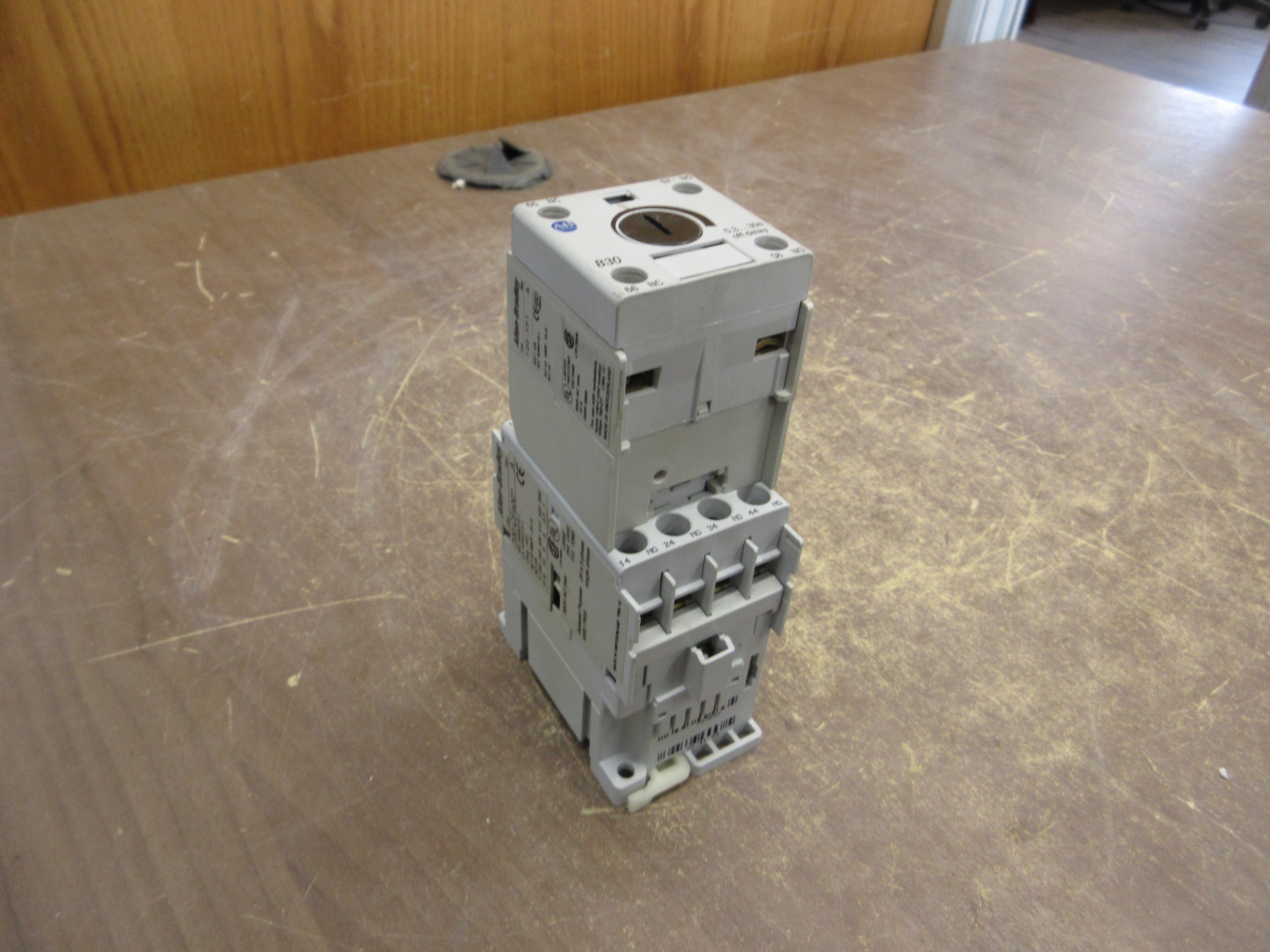 Allen-Bradley Time Delay Relay 100-FPT Ser. A Off Duty: 0.3-30s 120V Coil Used