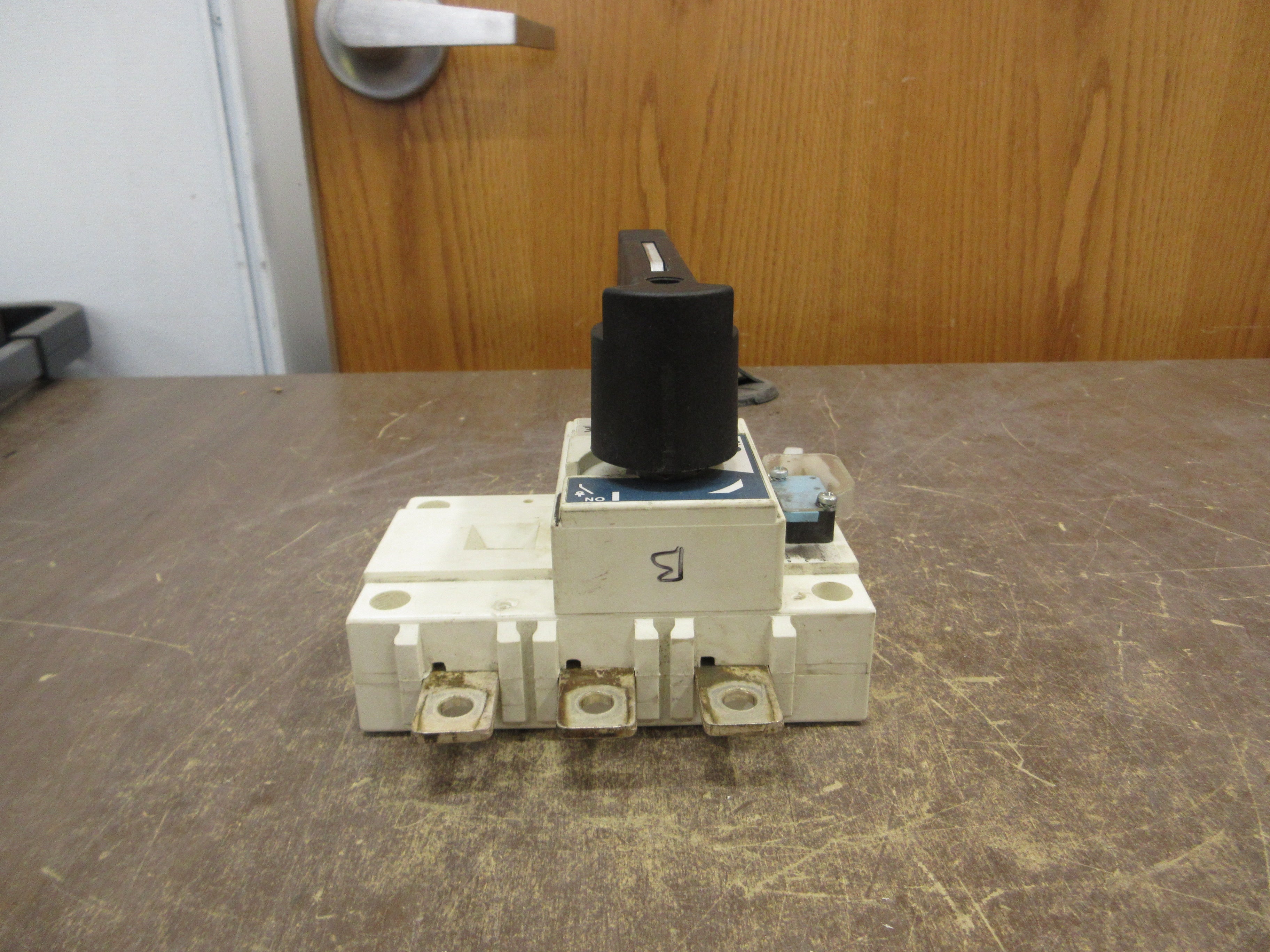 Chloride Disconnect Switch SIRCO 160A 415V 160A 50/60Hz *Cracked Mounting* Used