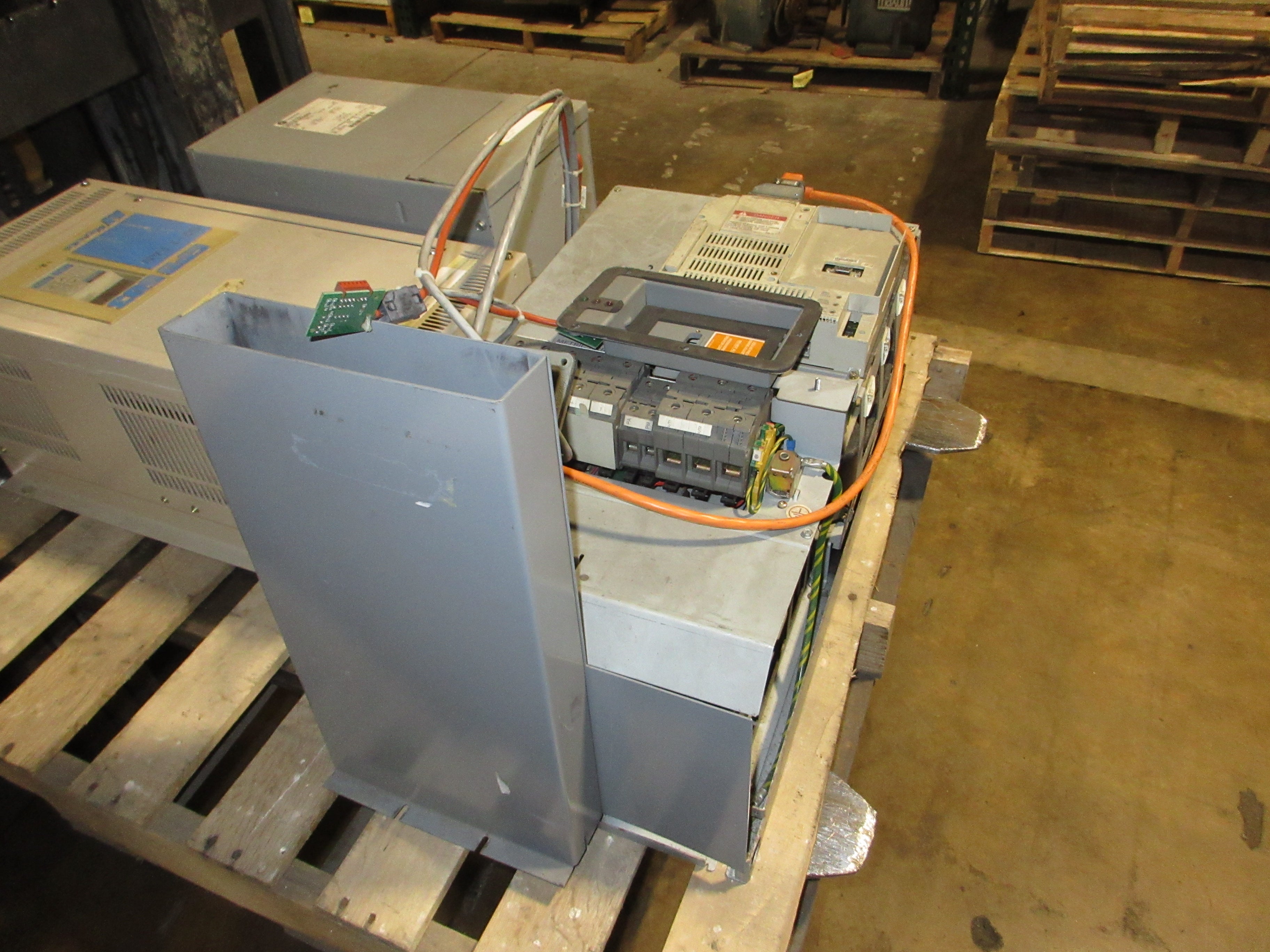 Square D AC Drive SL66D79N4U 100HP *Open Chassis* *No Keypad* Used