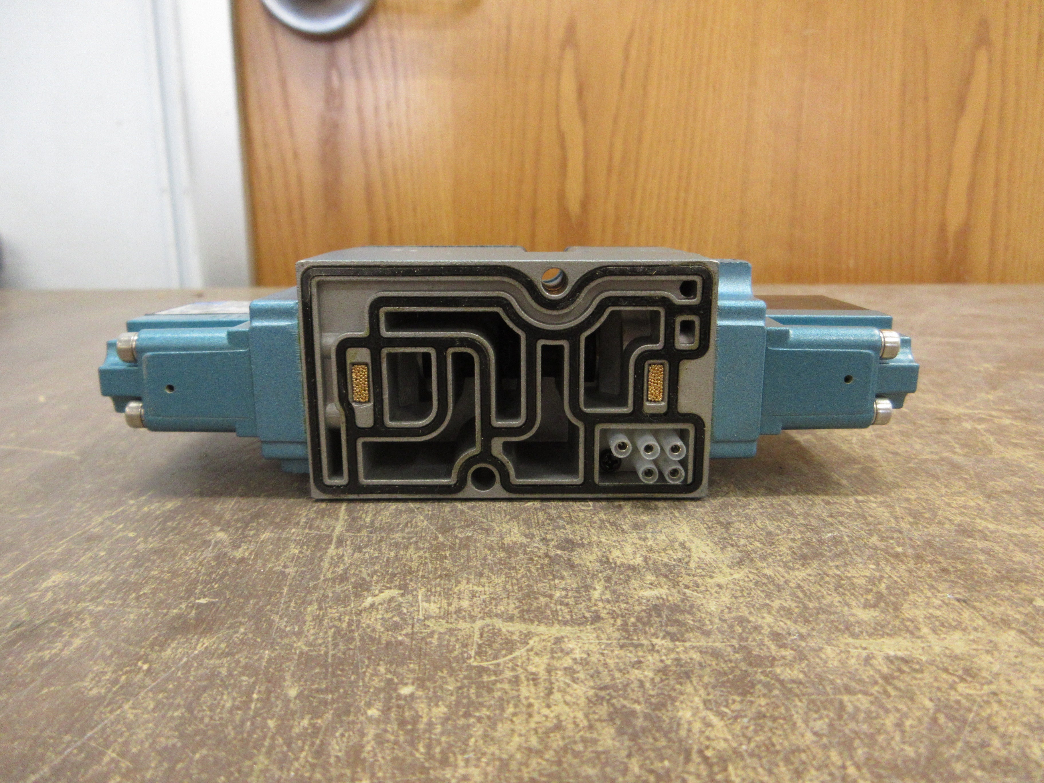 MAC Solenoid Valve 82A-BC-000-TM-DAAP3DA VAC-150PSI Used